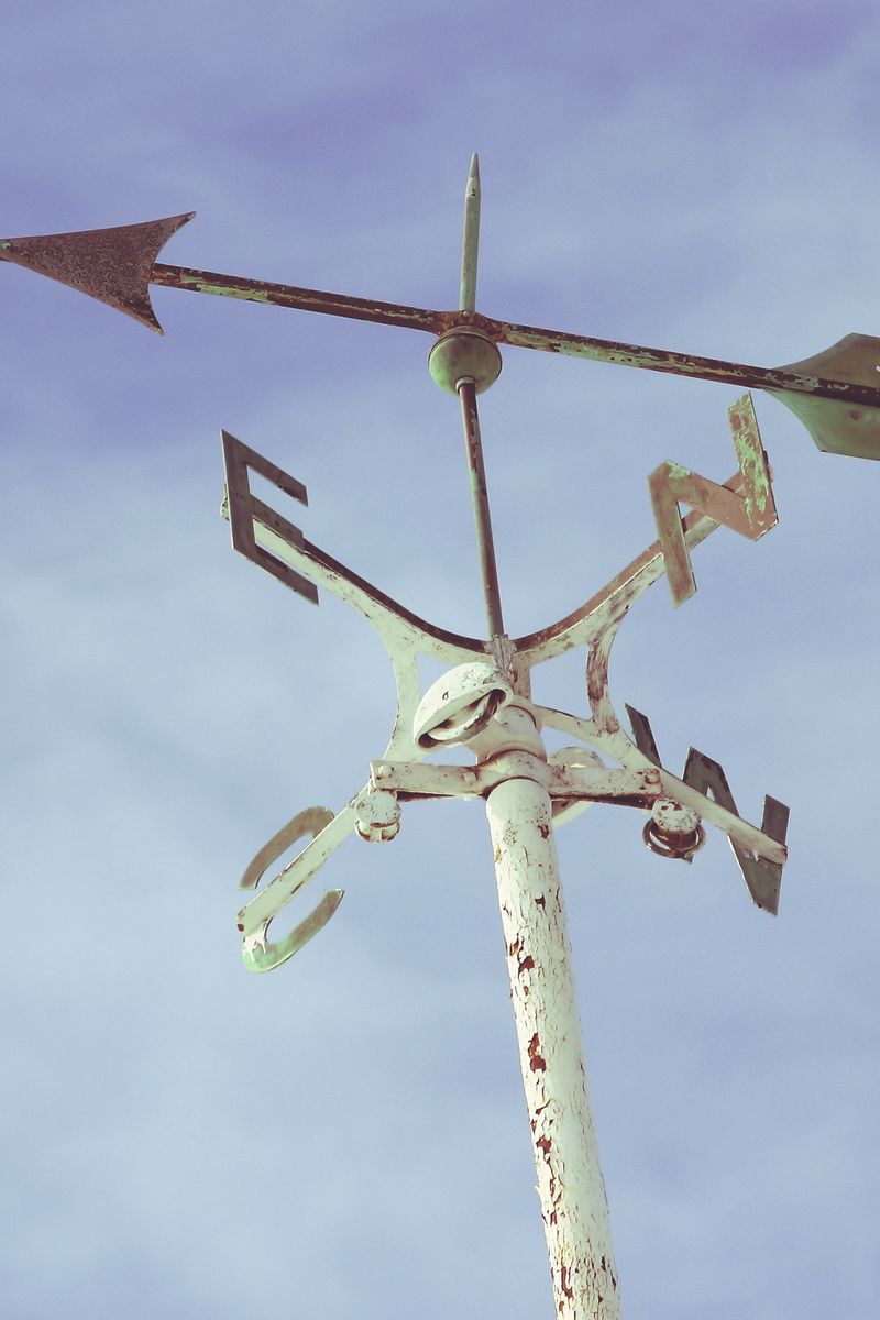 800x1200  Скачать 800x1200 роза ветров, стрелка, ветер, небо обои, картинки iphone  4s/4 for parallax