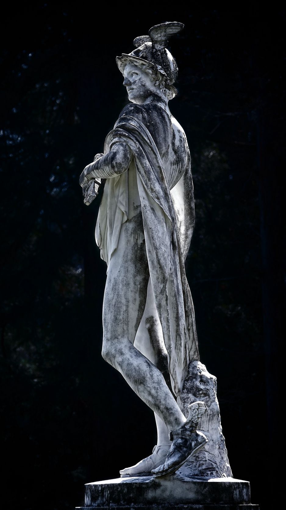 938x1668  Скачать 938x1668 гермес, скульптура, меркурий, памятник обои, картинки  iphone 8/7/6s/6 for parallax