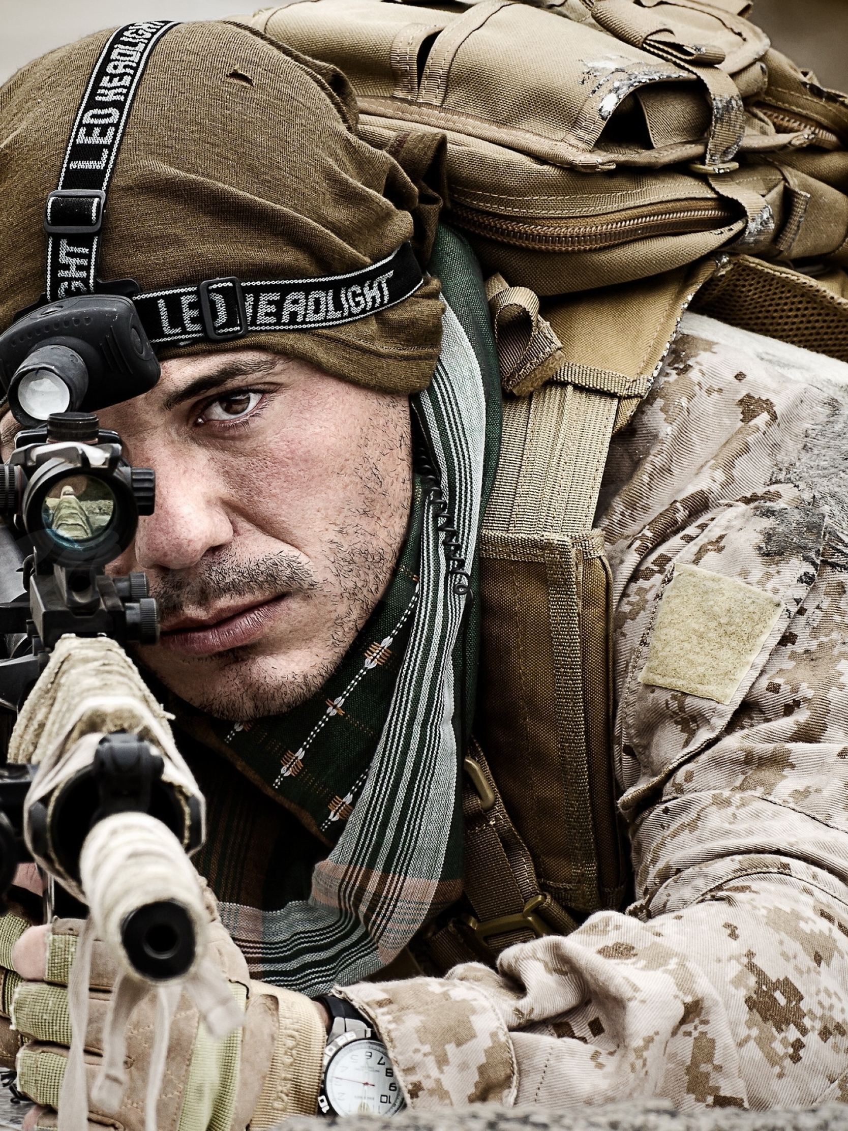 1668x2224  Скачать обои и картинки мужчина, солдат, лежит, оружие, прицел, снаряжение,  автомат для рабочего стола в разрешении 1668x2224