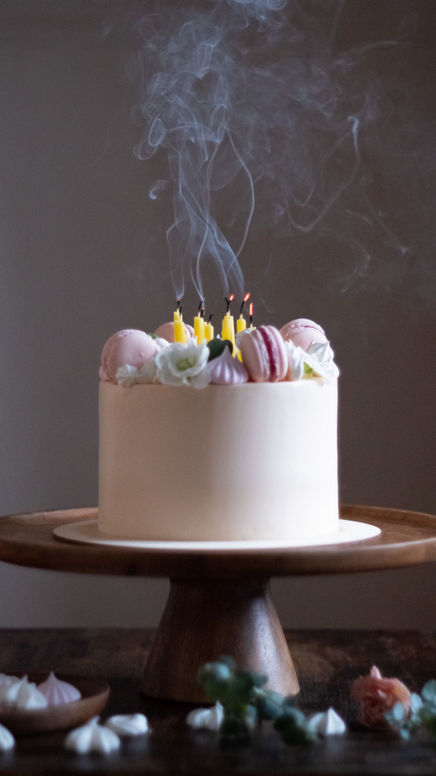 1440x2560  Скачать 1440x2560 торт, выпечка, десерт, свечи, дым обои, картинки qhd  samsung galaxy s6, s7, edge, note, lg g4