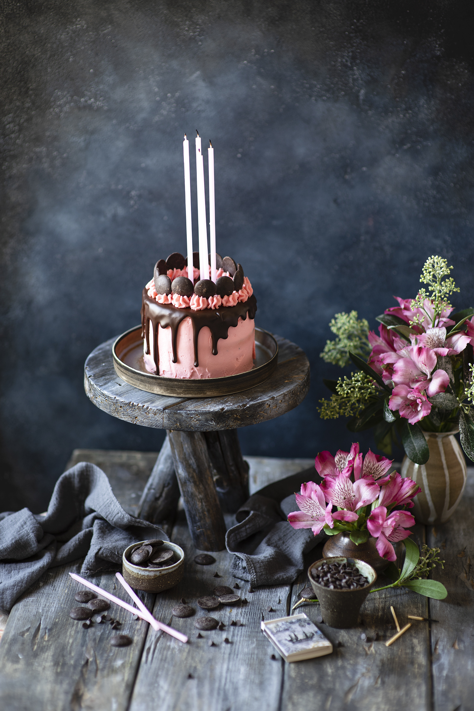 1577x2362  Картинки Шоколад Торты цветок Альстрёмерия Еда Свечи Натюрморт Доски