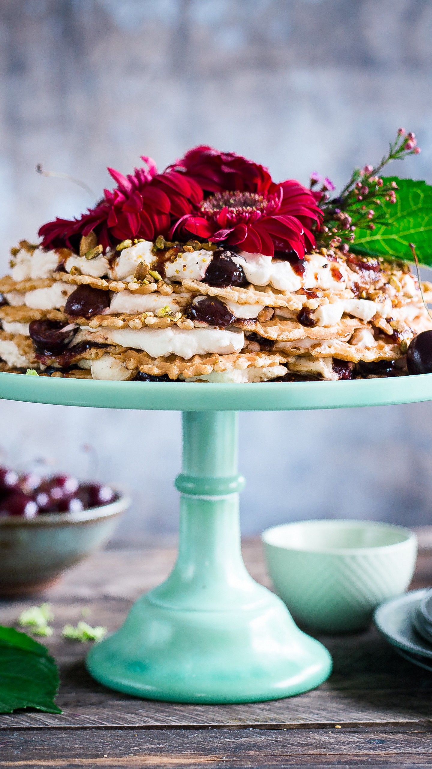 1440x2560  Обои на телефон торт, вафли, цветок, ягоды - скачать бесплатно в высоком  качестве из категории \"Еда\"