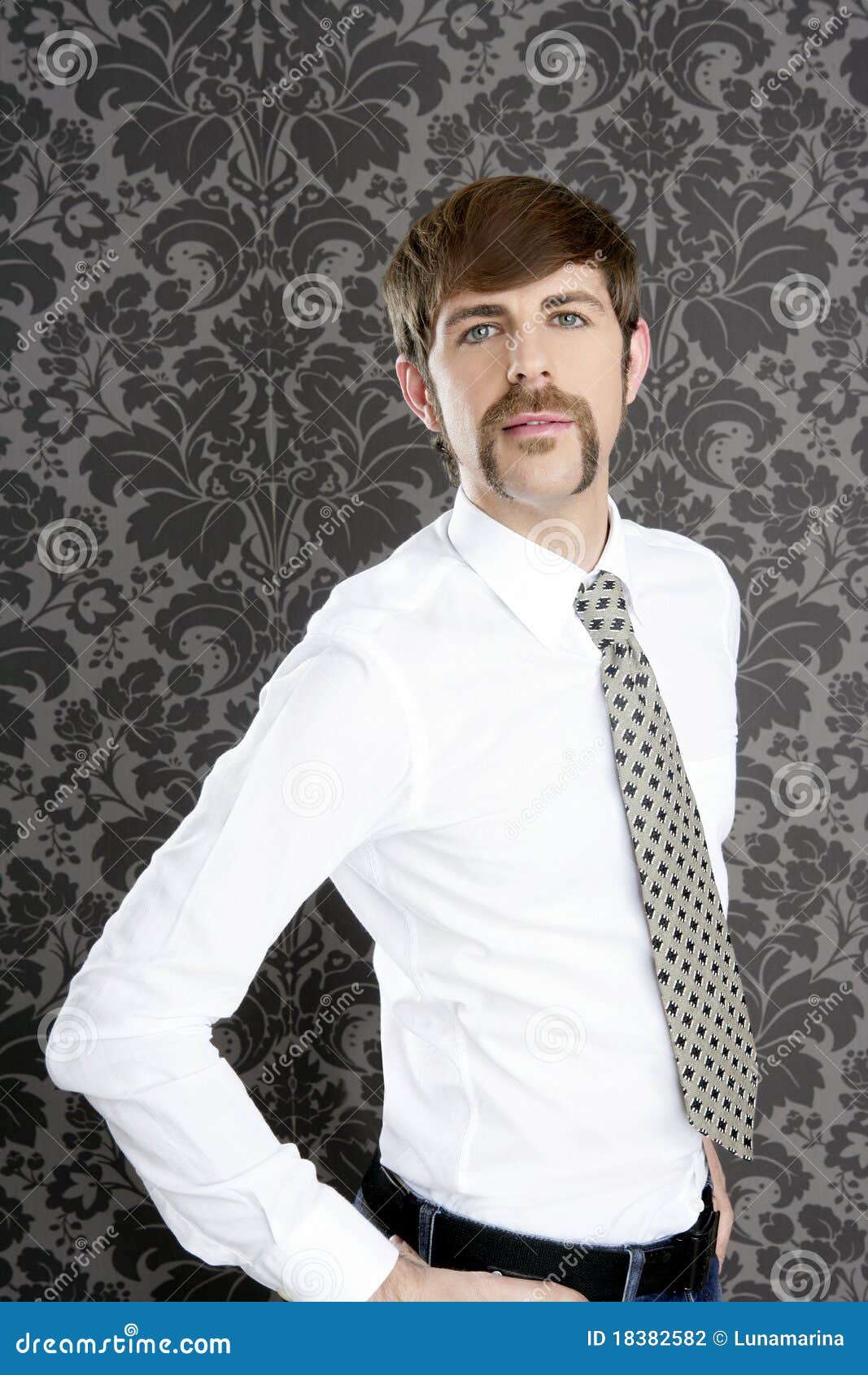 1067x1690  усик бизнесмена серый над ретро обоями Стоковое Фото - изображение  насчитывающей самомоднейше, человек: 18382582