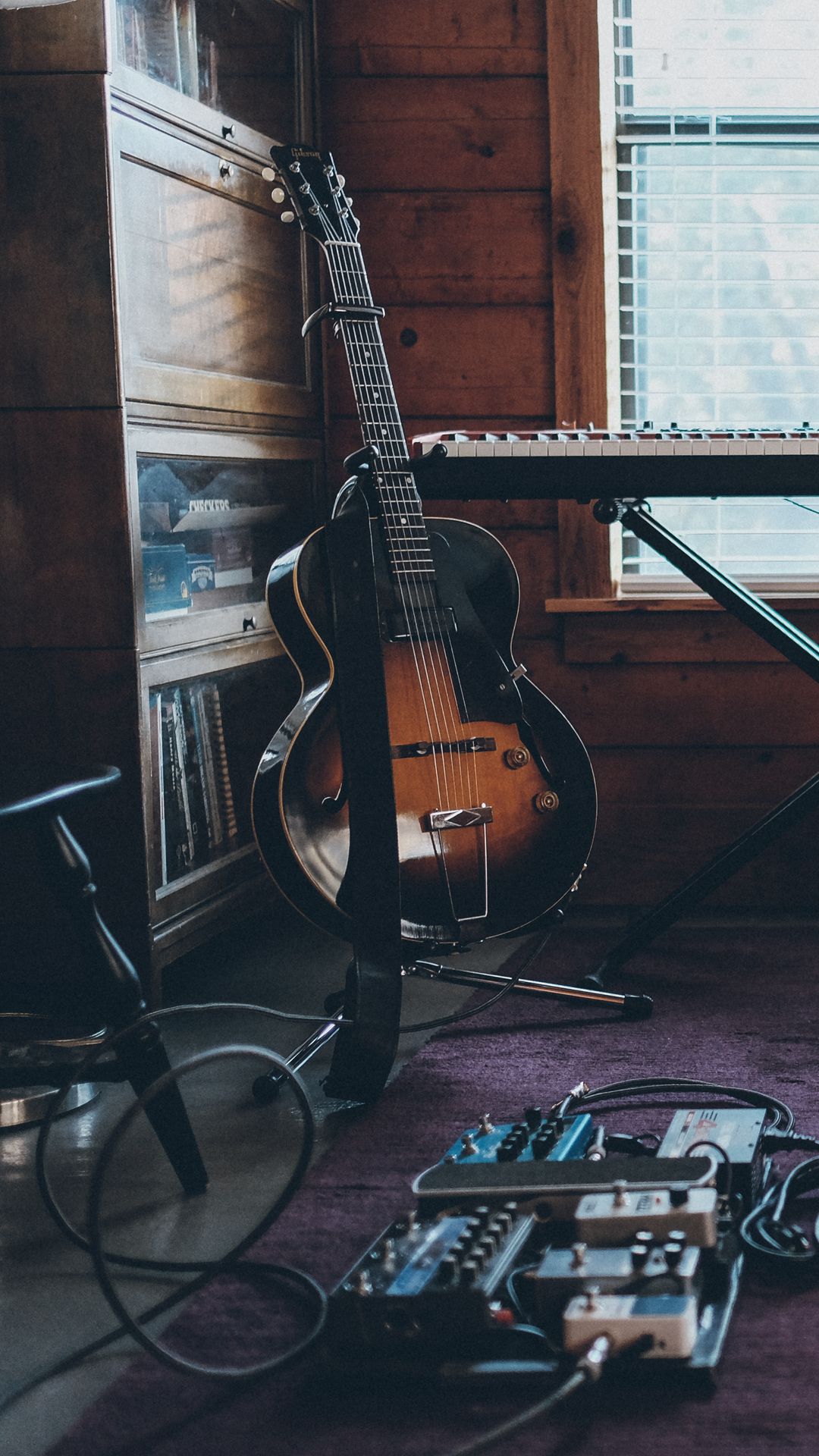 1080x1920  Скачать 1080x1920 электрогитара, гитара, синтезатор, музыкальные  инструменты, музыка, эстетика обои, картинки samsung galaxy s4, s5, note,  sony xperia z, z1, z2, z3, htc one, lenovo vibe