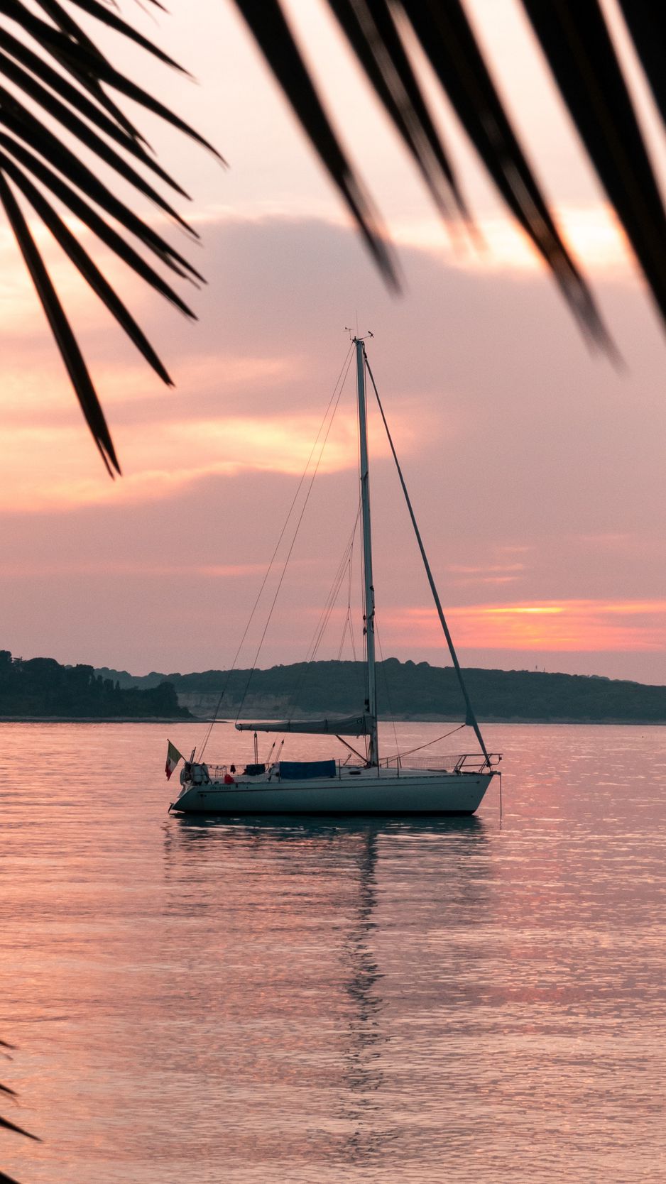 938x1668  Скачать 938x1668 яхта, вода, закат, море, залив, берег обои, картинки  iphone 8/7/6s/6 for parallax