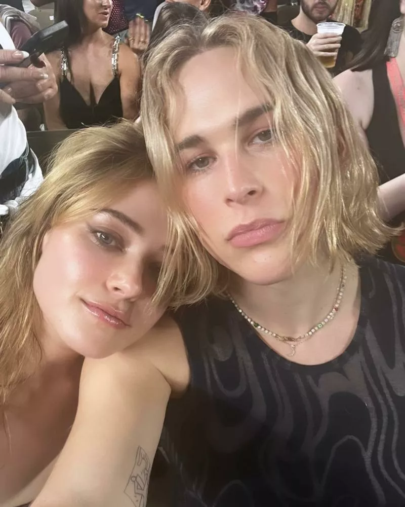 800x1000  Трансгендерная актриса \"13 причин почему\" Томми Дорфман объявила о помолвке  с девушкой | HELLO! Russia