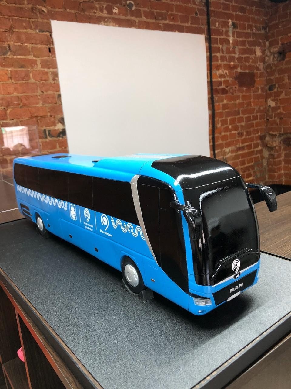 960x1280  Создание макета автобуса MAN