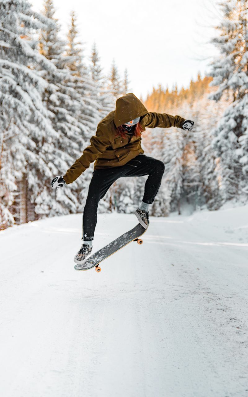 800x1280  Скачать 800x1280 скейтбордист, скейтборд, прыжок, трюк, снег, зима обои,  картинки samsung galaxy note gt-n7000, meizu mx2