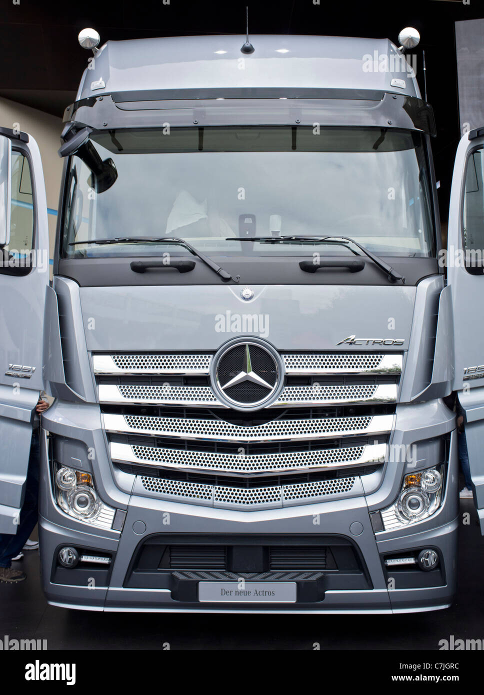 968x1390  Грузовик Actros: стоковые фотографии и изображения в высоком разрешении — Alamy