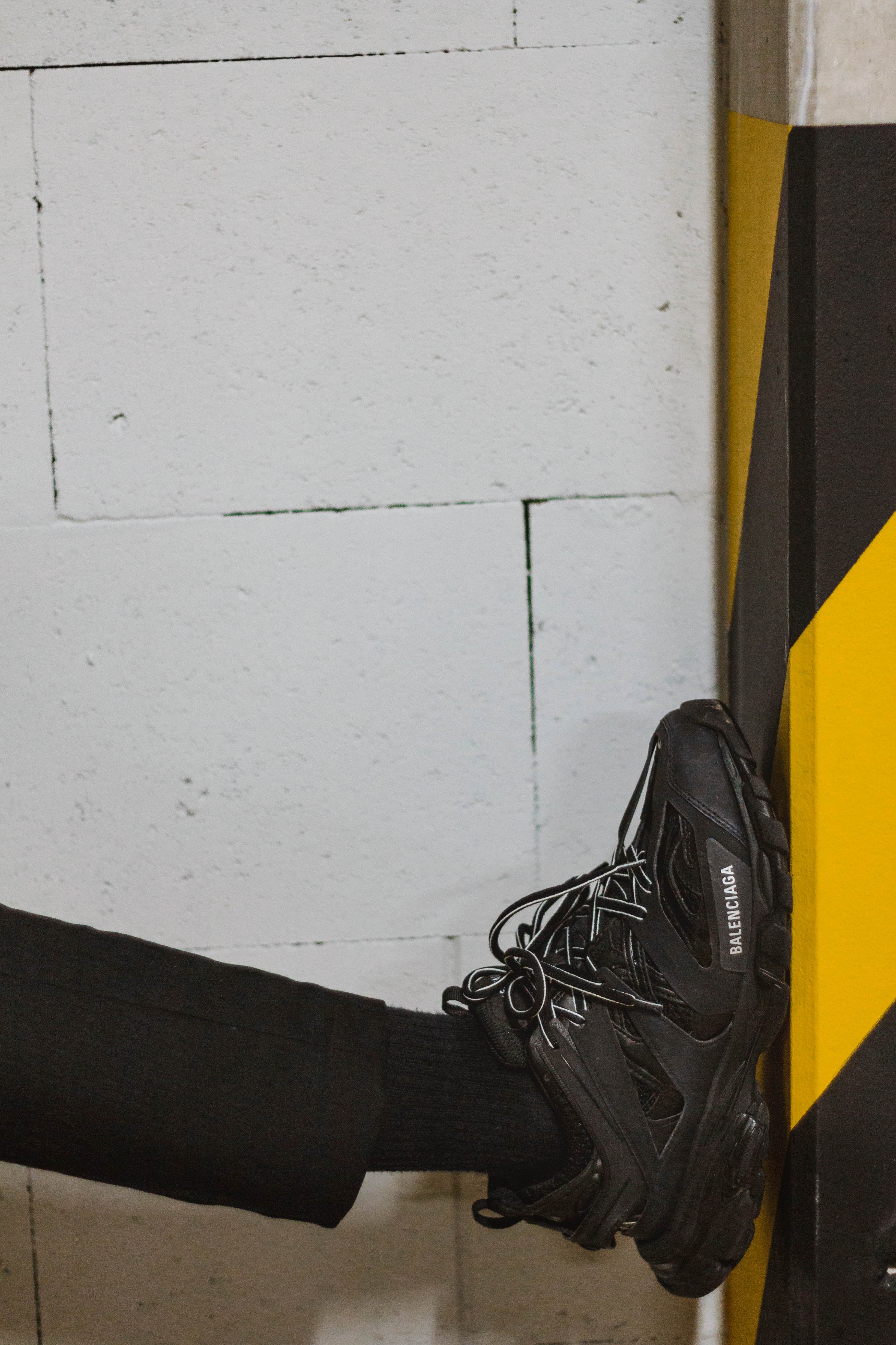 3285x4928  Новые кроссовки Balenciaga, новинки и новости индустрии — вот что происходит в этом месяце моды | Vogue Индия