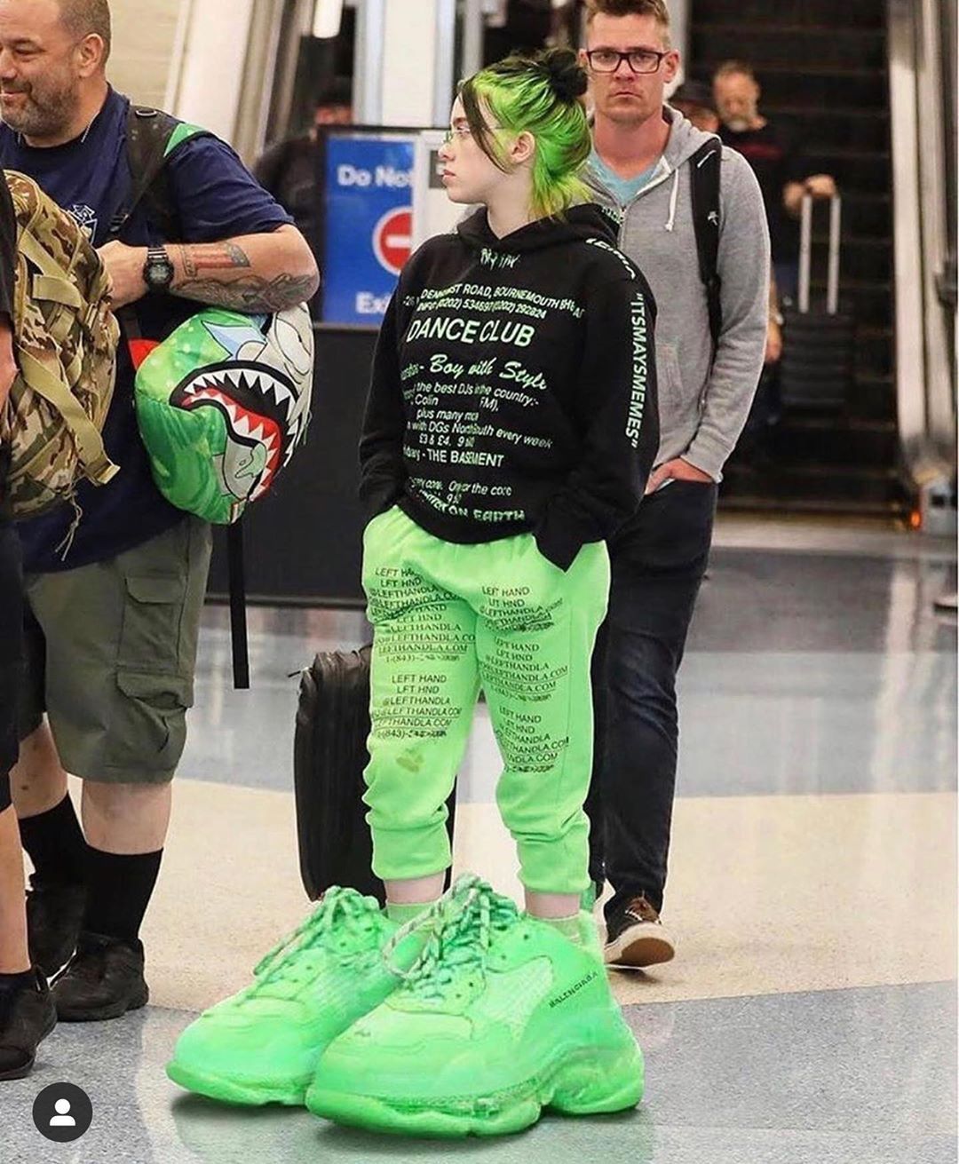 1080x1311  HD обои: часы, обувь, шумиха, продукт, реальные люди, один человек, образ жизни | Обои Блики