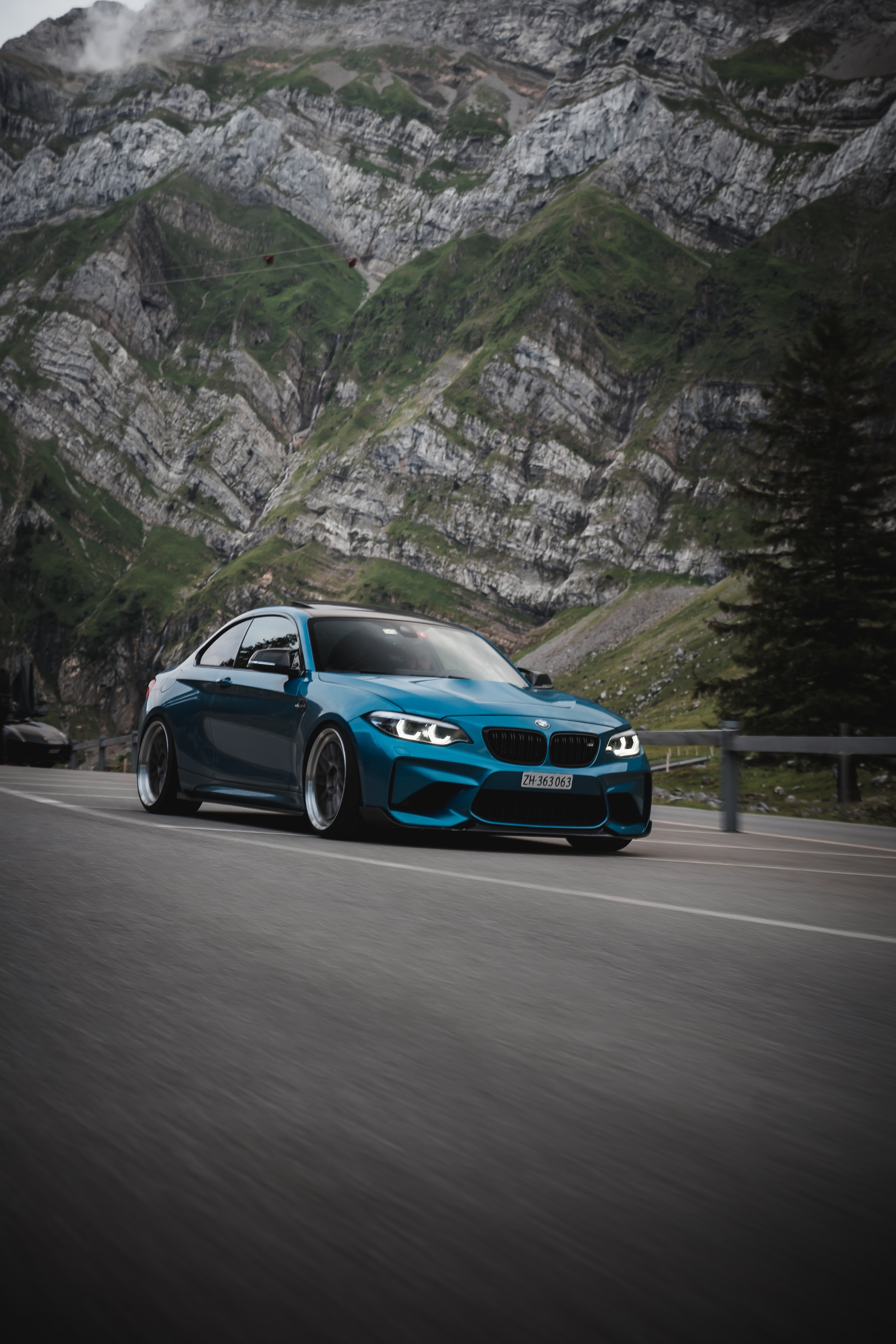 3759x5638  Синий BMW M 3 на дороге днем, фото – бесплатное изображение автомобиля на Unsplash