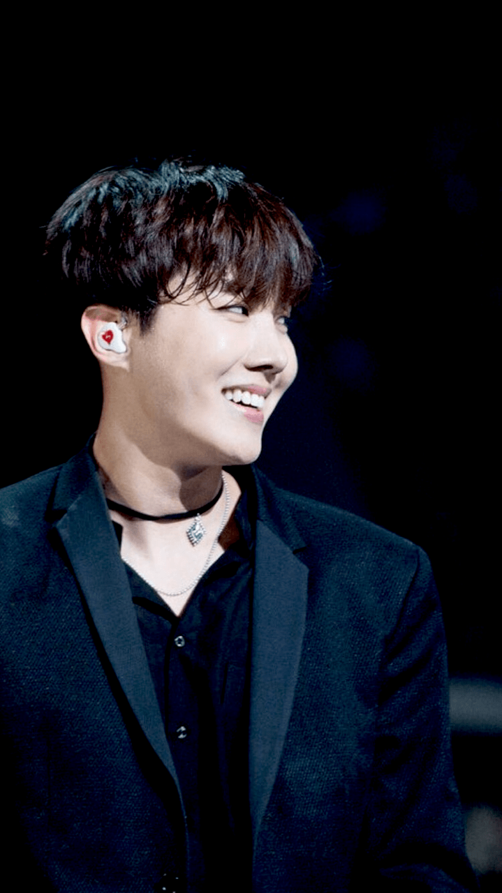 719x1280  Джей-Хоуп из BTS в черном пиджаке Скачать обои | МобКубок