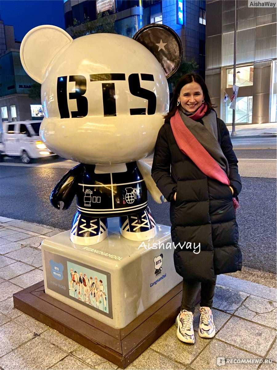 900x1200  BTS POP-UP: HOUSE OF BTS, Сеул, Южная Корея - «Hi, ARMY! Я точно знаю, где  бы хотел очутиться любой настоящий фанат BTS в обозримом будущем! Настоящий  рай для настоящего ARMY. Режим работы,