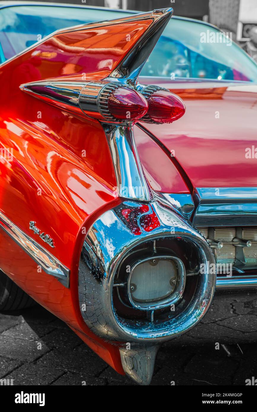 867x1390  Красный Кадиллак сзади: стоковые фотографии и изображения в высоком разрешении — Alamy