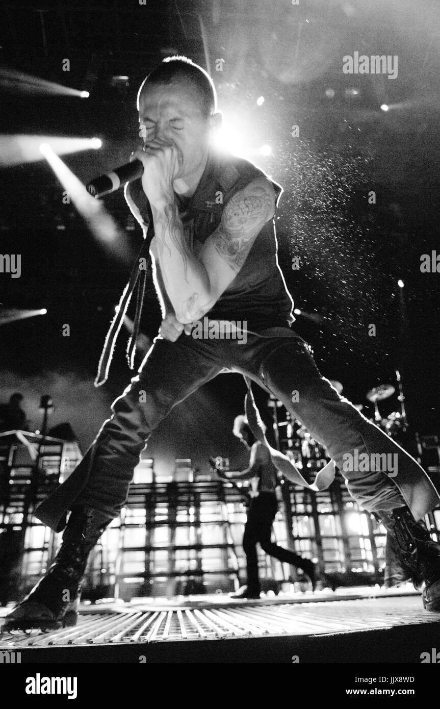 863x1390  Честер Беннингтон: стоковые фотографии и изображения в высоком разрешении — Alamy