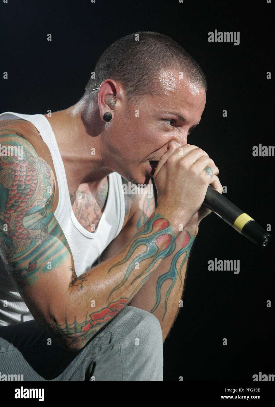 940x1390  Честер Беннингтон и Linkin Park выступают на концерте в амфитеатре Крузан в Уэст-Палм-Бич, Флорида, 1 августа 2008 г. Фото – Alamy