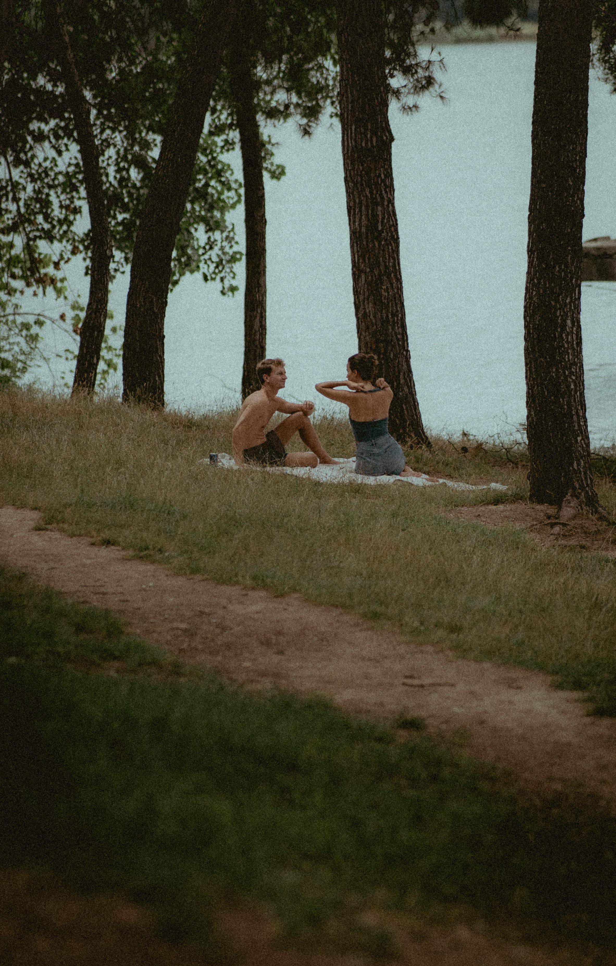 2365x3705  Бесплатные стоковые фото на тему пара, сидящая на камне в лесу