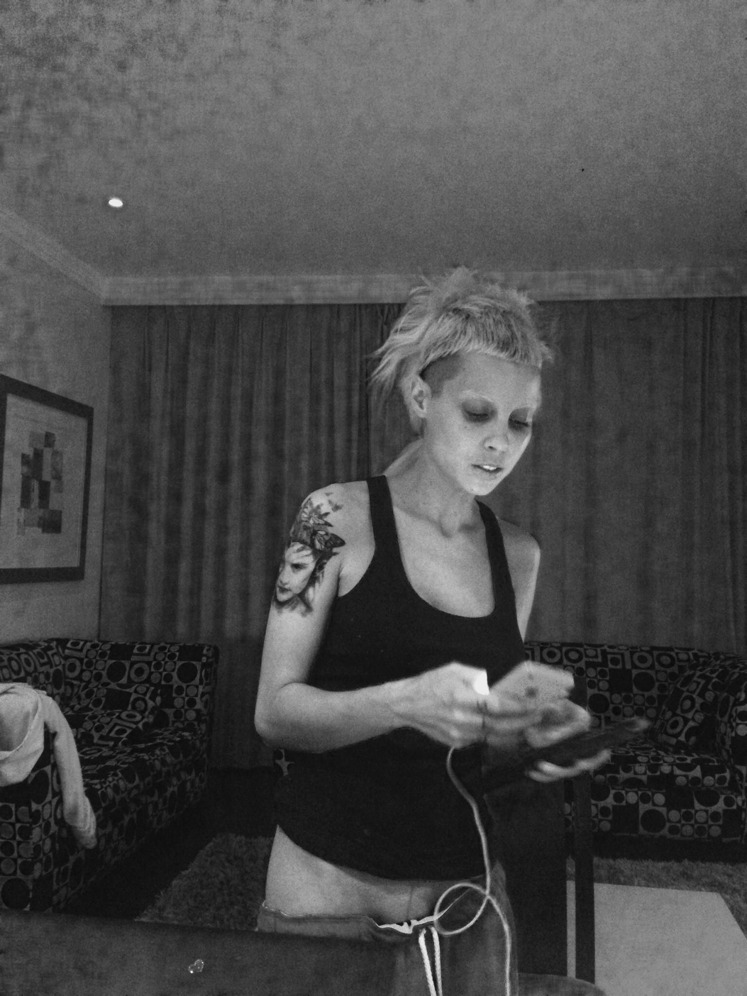 1536x2048  Обои для iPhone Die Antwoord — Пещера обоев