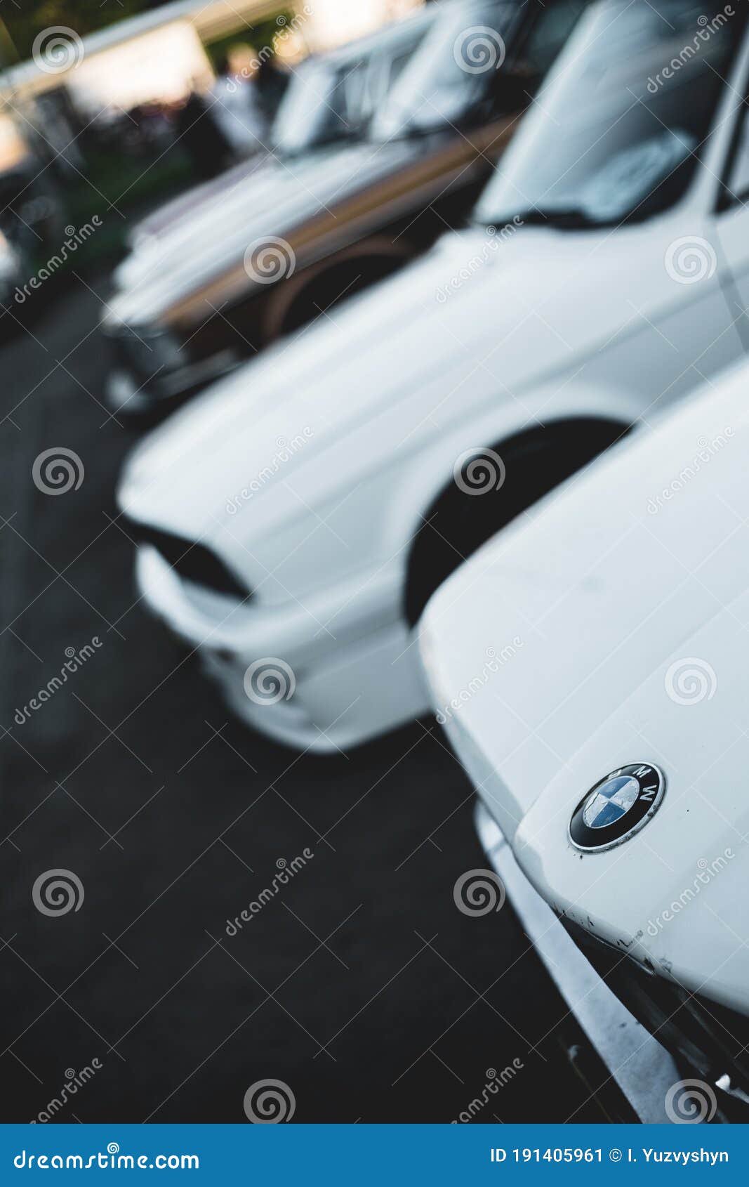 1067x1690  Посмотрите на логотип Bmw на Bmw E28 с другим Bmw на фоне. Редакционное  Фото - изображение насчитывающей община, путешествие: 191405961