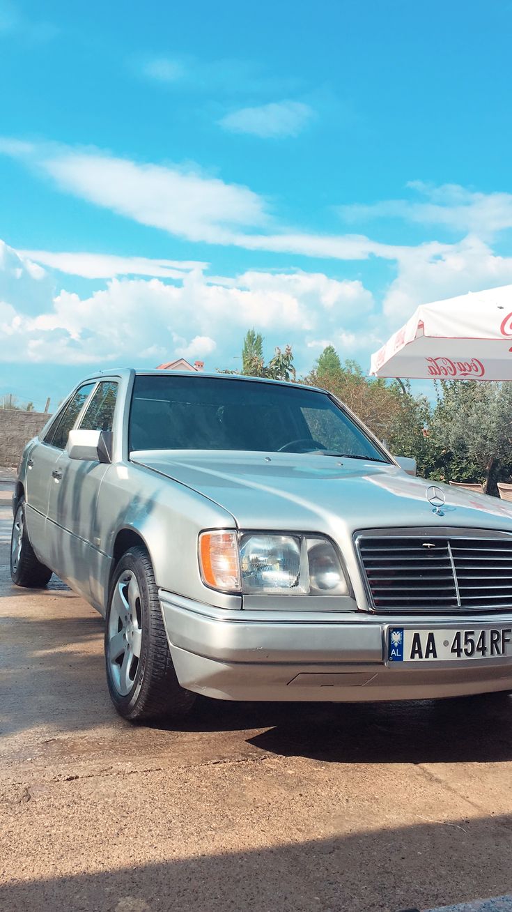 735x1308  Классический Mercedes-Benz 500 E с люком на крыше · Бесплатные стоковые фото