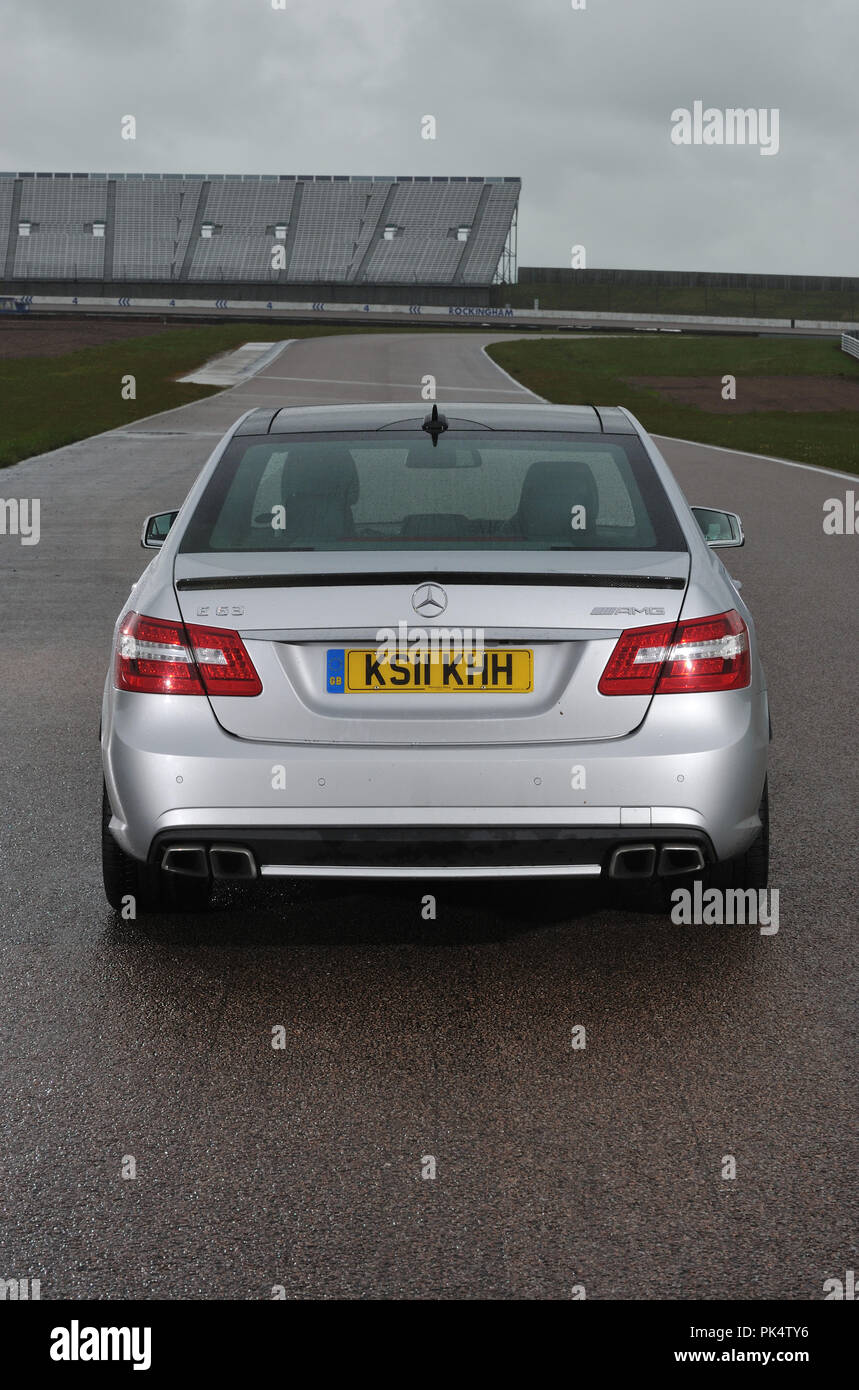 859x1390  Серебристый автомобиль седан e класса Mercedes Benz стоковые фотографии и изображения в высоком разрешении — Alamy