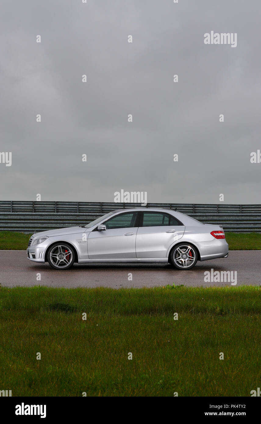 856x1390  Серебристый автомобиль седан e класса Mercedes Benz стоковые фотографии и изображения в высоком разрешении — Alamy