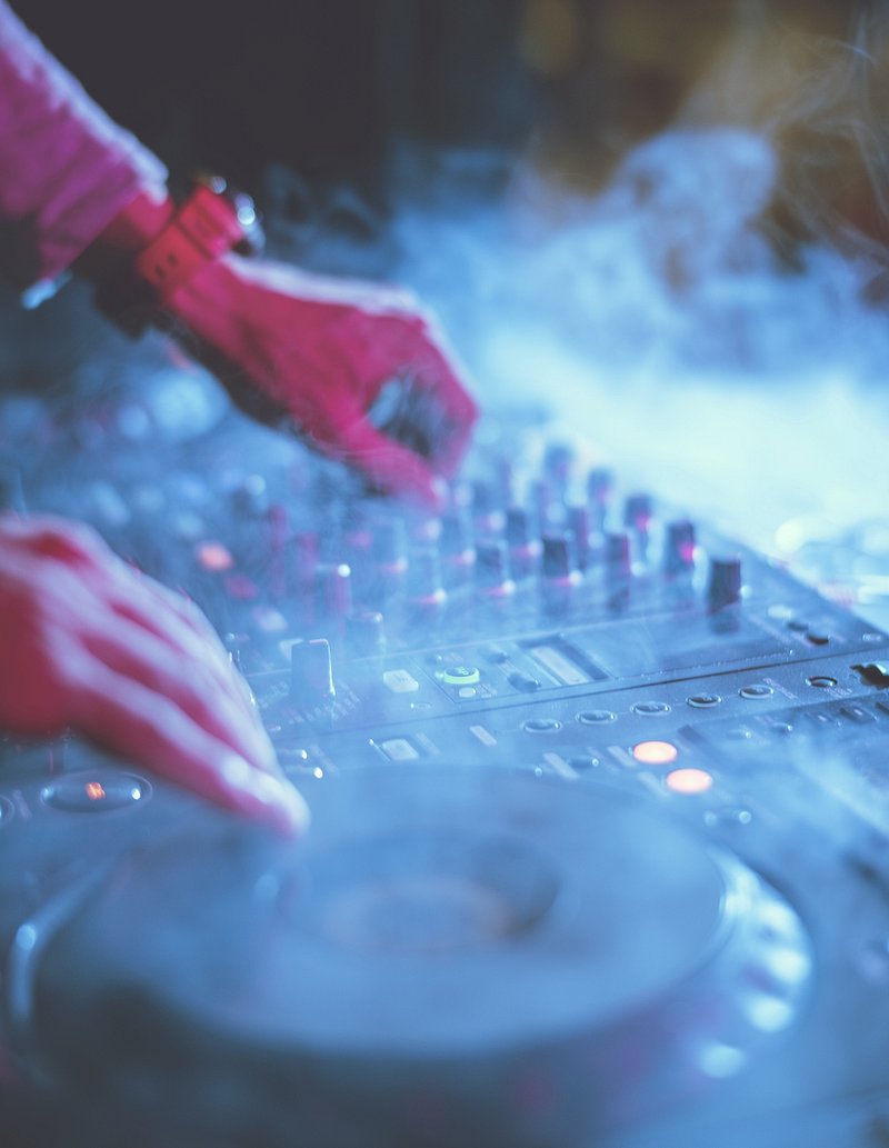 800x1033  Кто-нибудь знает, где можно достать обои в этом стиле с именами диджеев? : р/ЭДМ