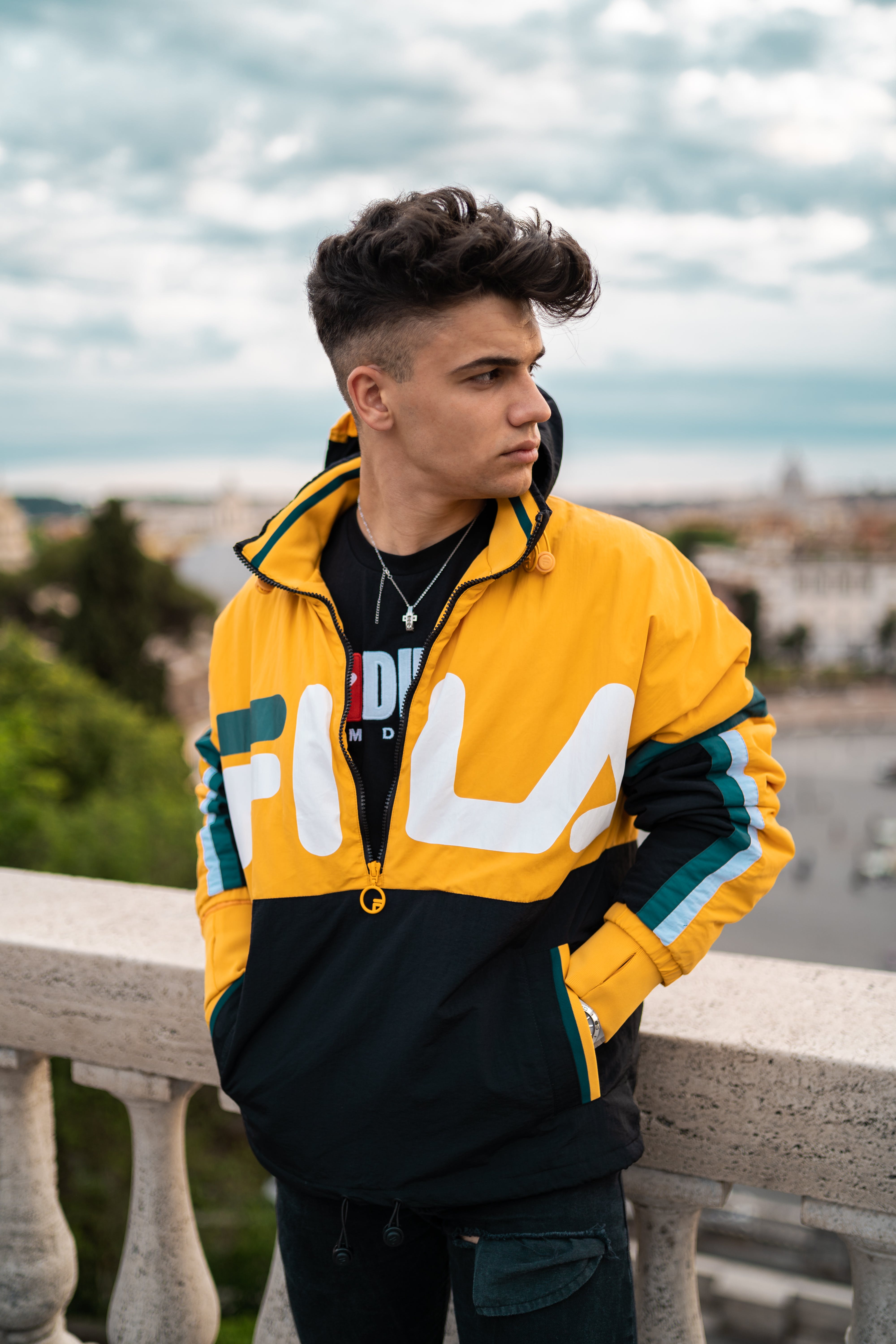 4000x6000  Бесплатные стоковые фото на тему мужчина в желто-черной куртке Fila