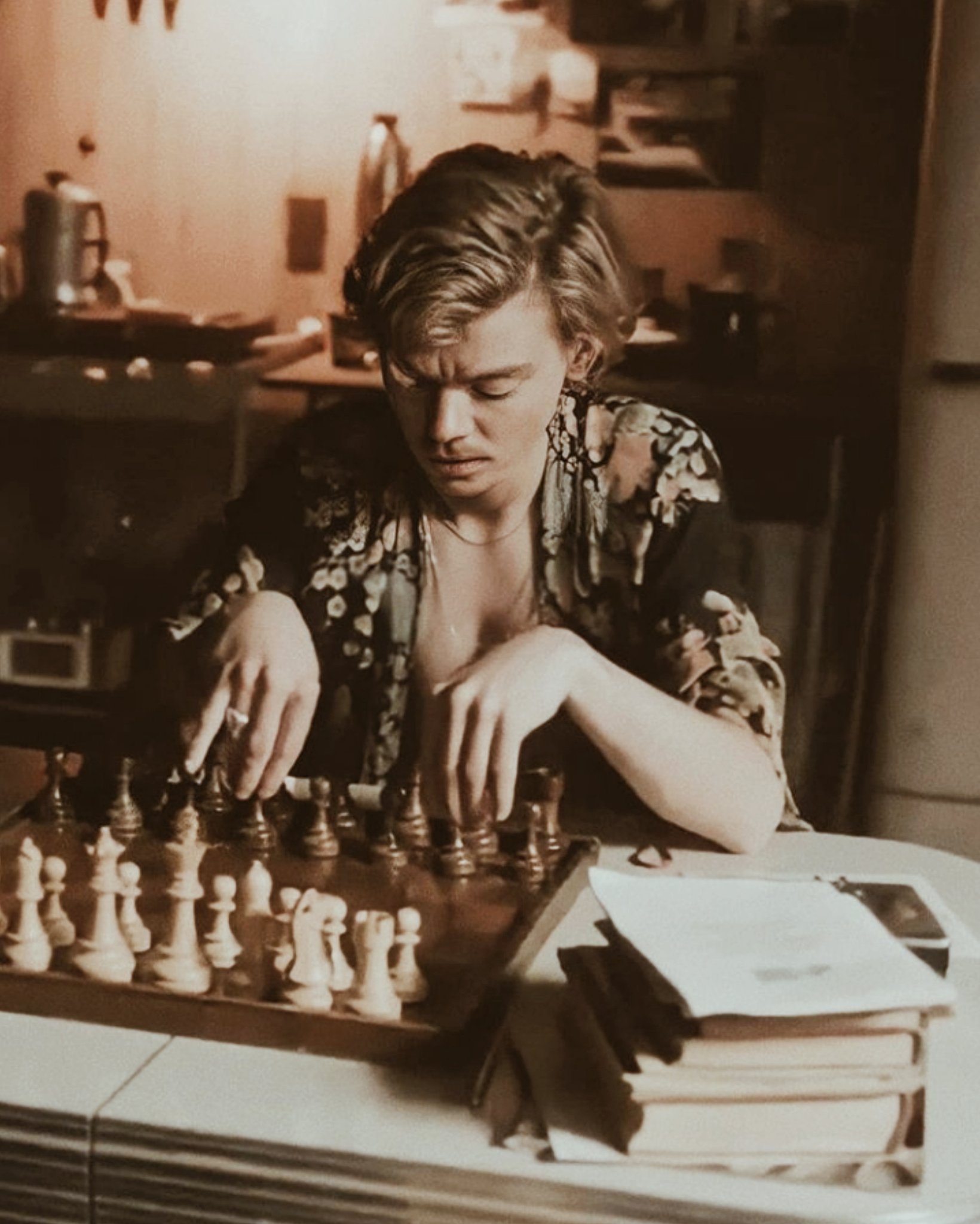 1640x2048   Королевский гамбит: теперь главная драма Netflix Уолтера Тевиса - Книги - Hachette Australia