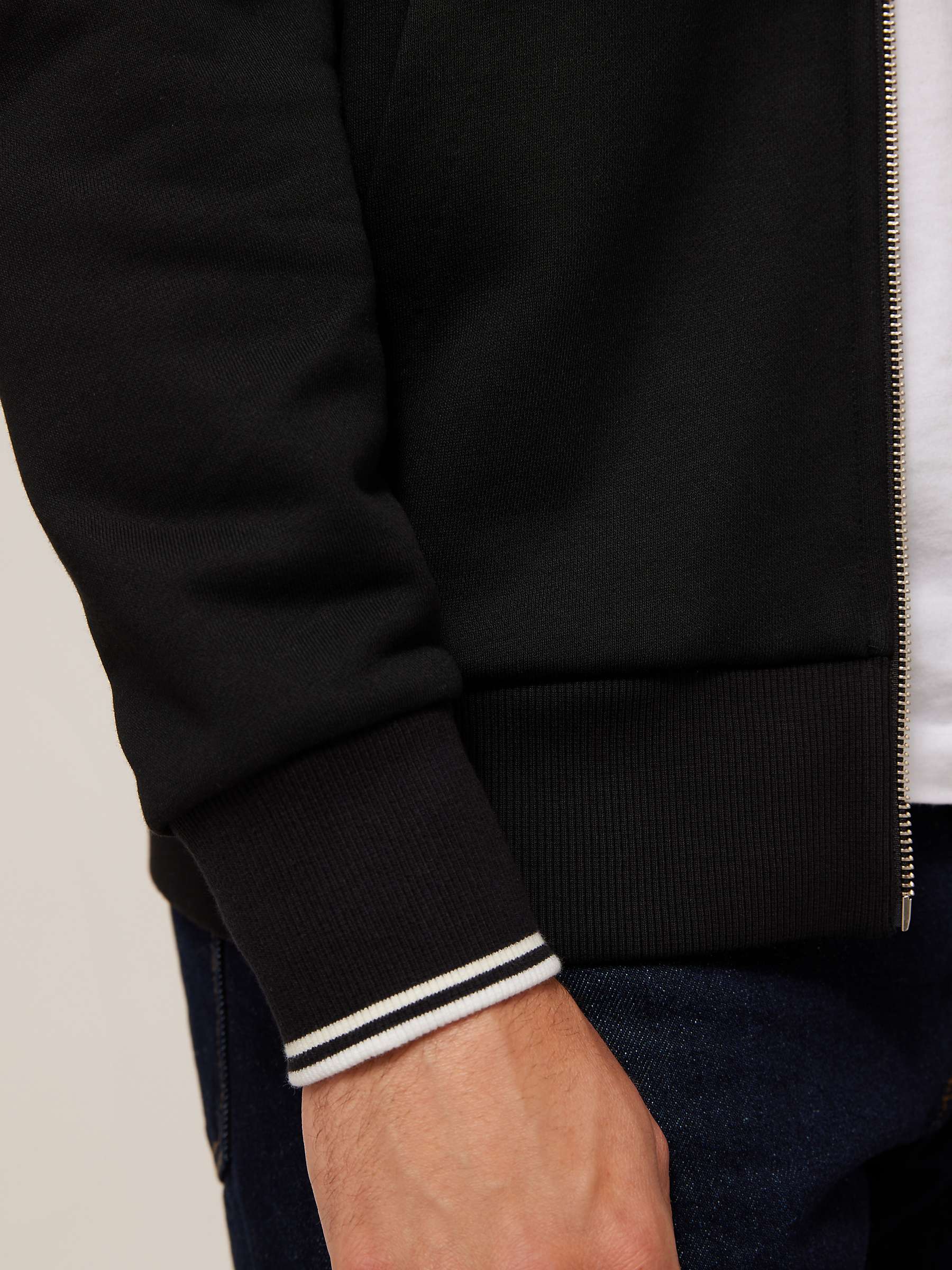 1800x2400  Скачать обои «Уверенный мужчина-модель в повседневной моде» | Обои.com