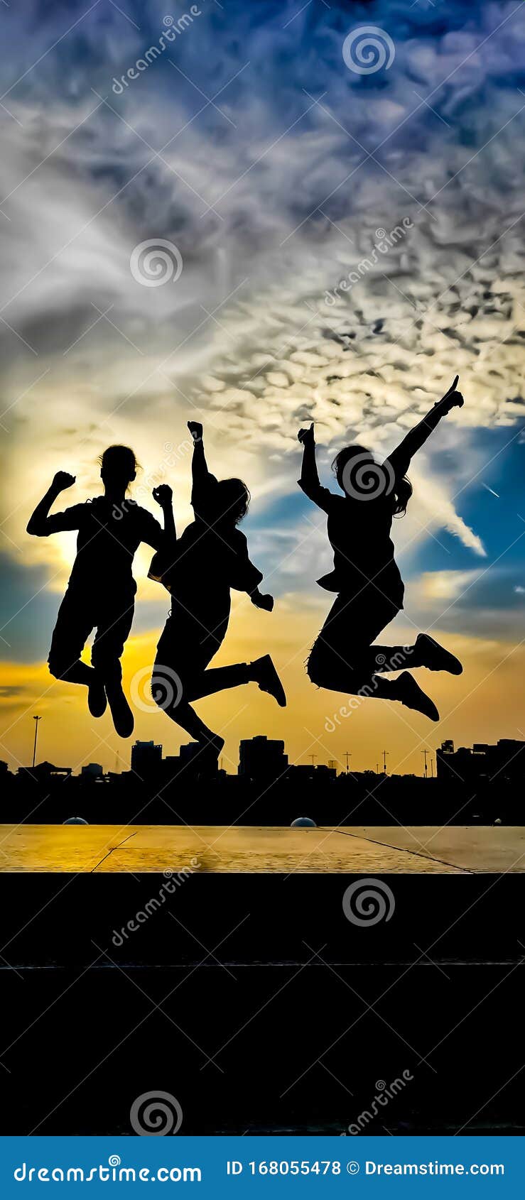 739x1690  Друзья - Фон Розового Неба Обои Скачать | МобКубок