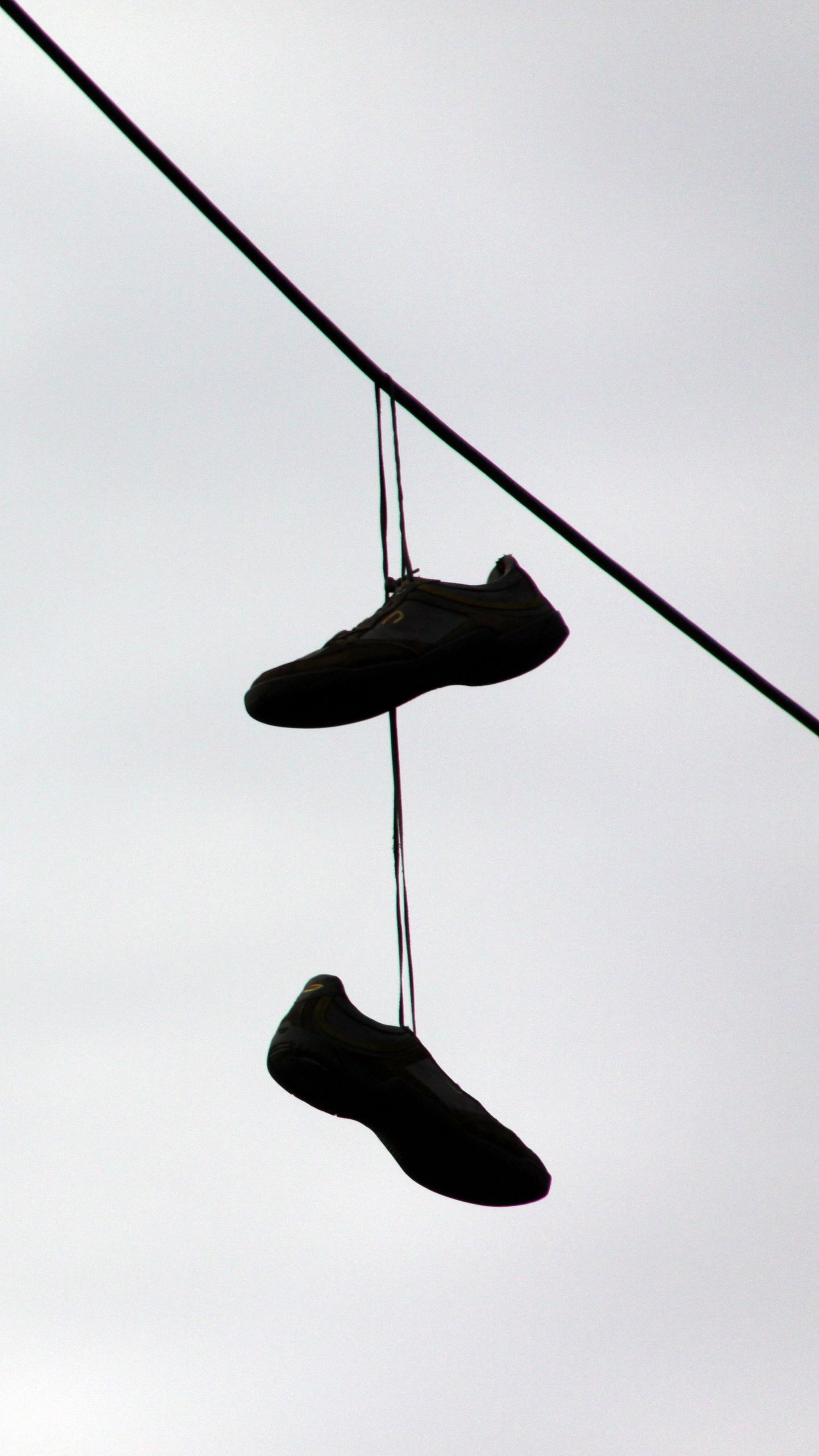 1440x2560  Скачать 1440x2560 кроссовки, чб, провод, минимализм обои, картинки qhd  samsung galaxy s6, s7, edge, note, lg g4