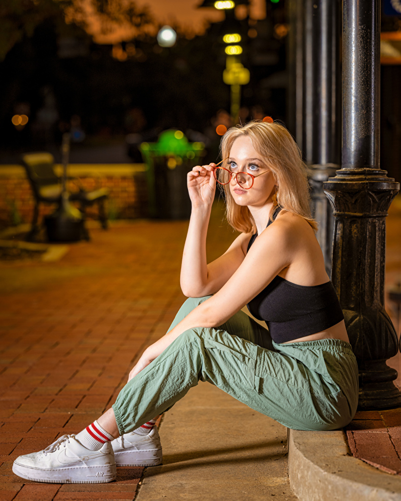 819x1024  Фото блондинки Jordan Кроссовки молодая женщина майки Очки сидящие