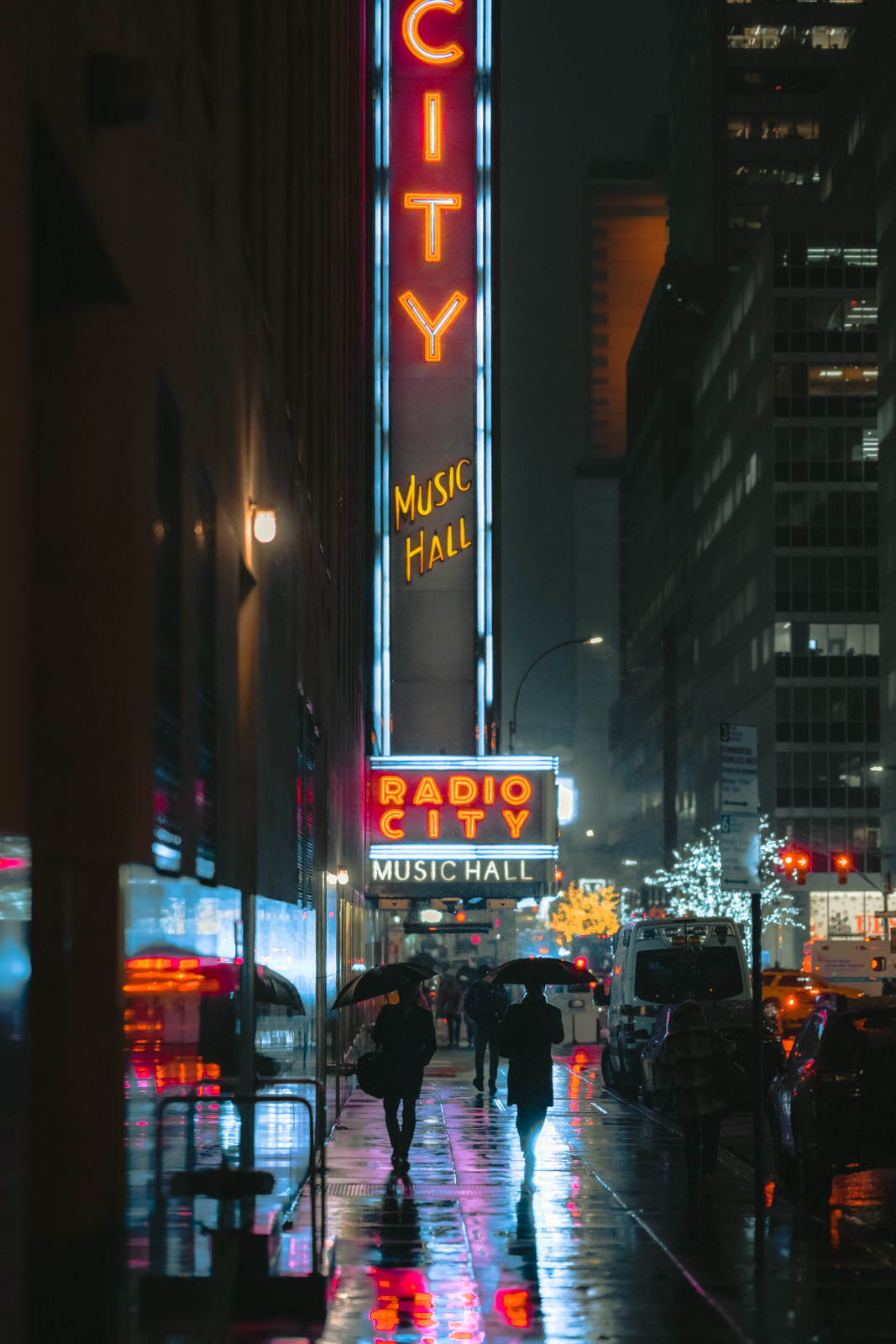 1067x1600  Кинематограф в фотографии: Неонуар в городе Большое яблоко — Российское фото