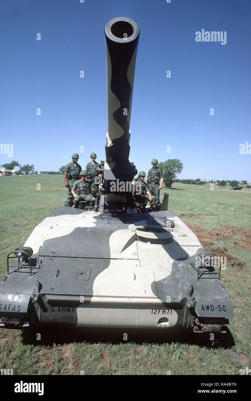 869x1390  203-мм самоходная гаубица: стоковые фотографии и изображения в высоком разрешении — Alamy