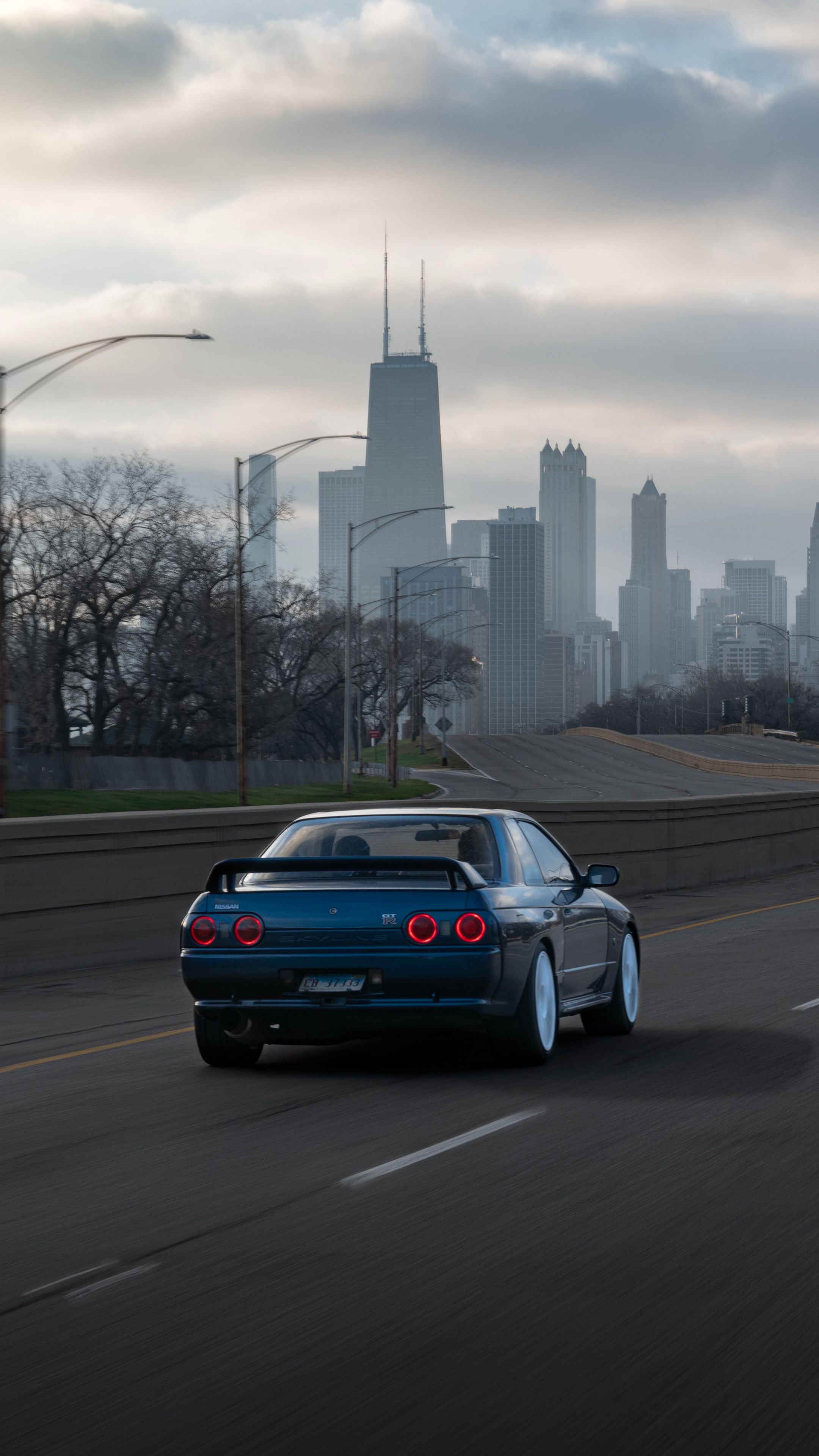 2160x3840  Серебристая машина, припаркованная на обочине дороги — бесплатное изображение обоев на Unsplash