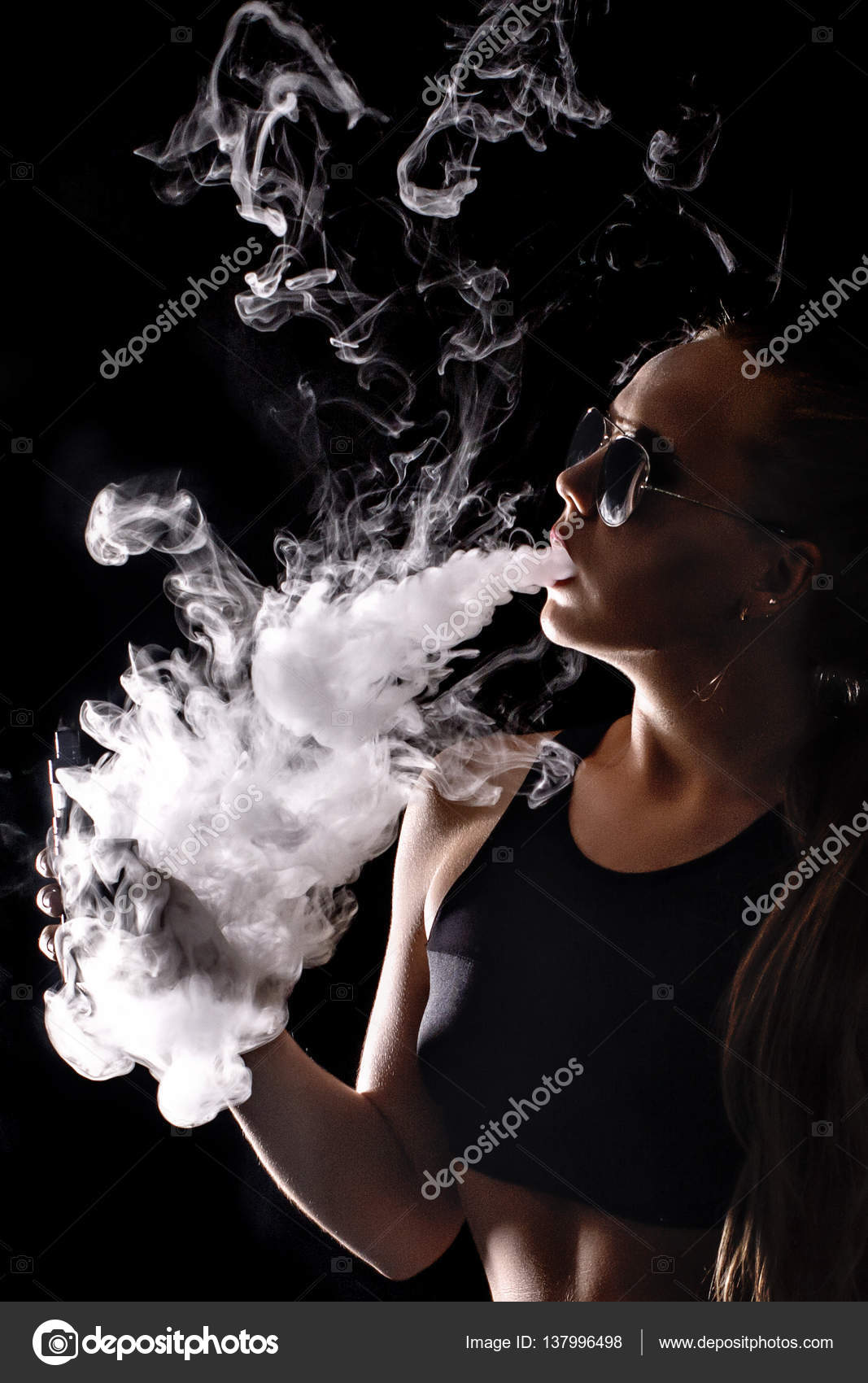 1067x1700  Menina voa em um fundo preto vape fotos, imagens de © aurastudia #137996498