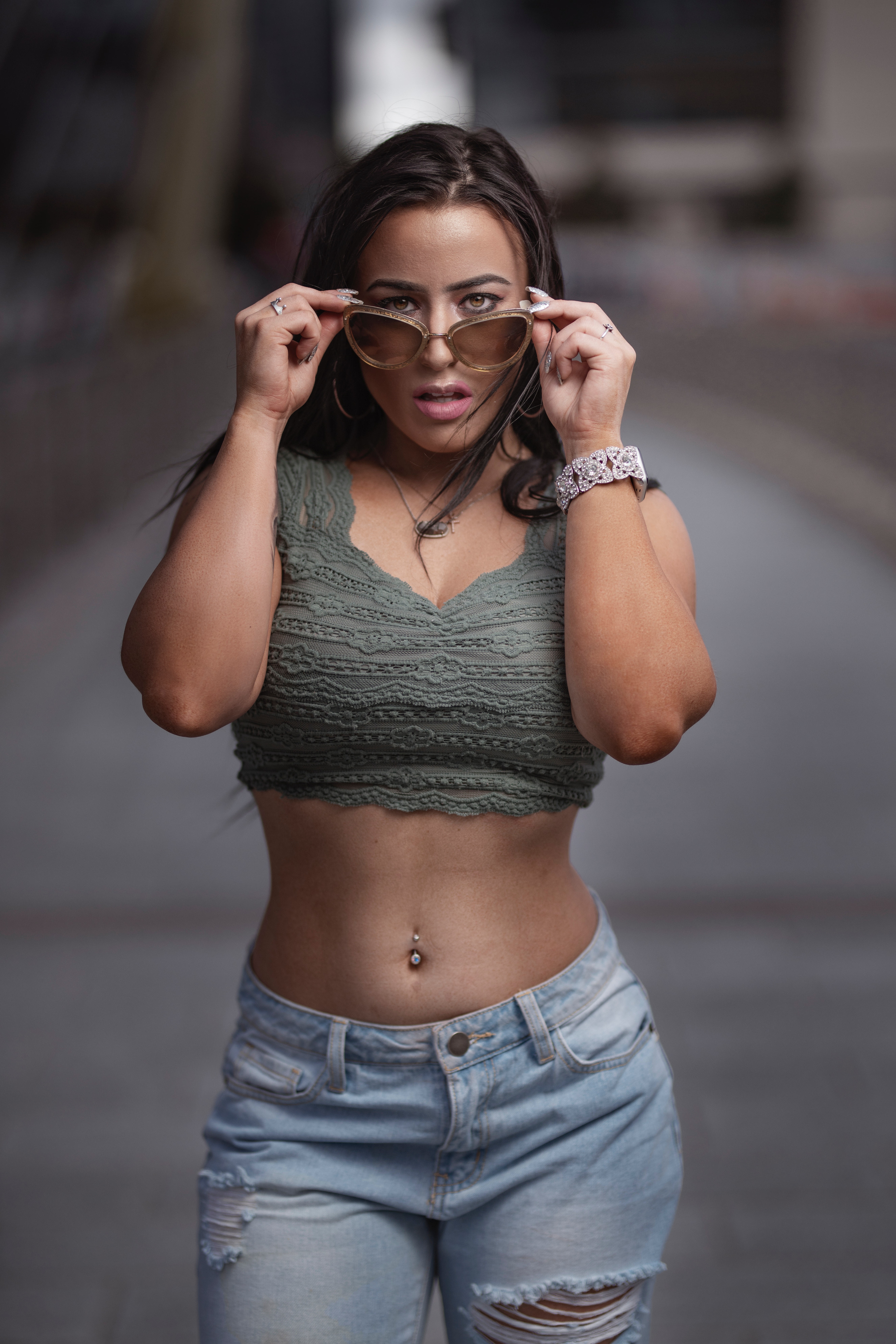 5304x7952  Обои для рабочего стола Брюнетка Размытый фон девушка 5304x7952