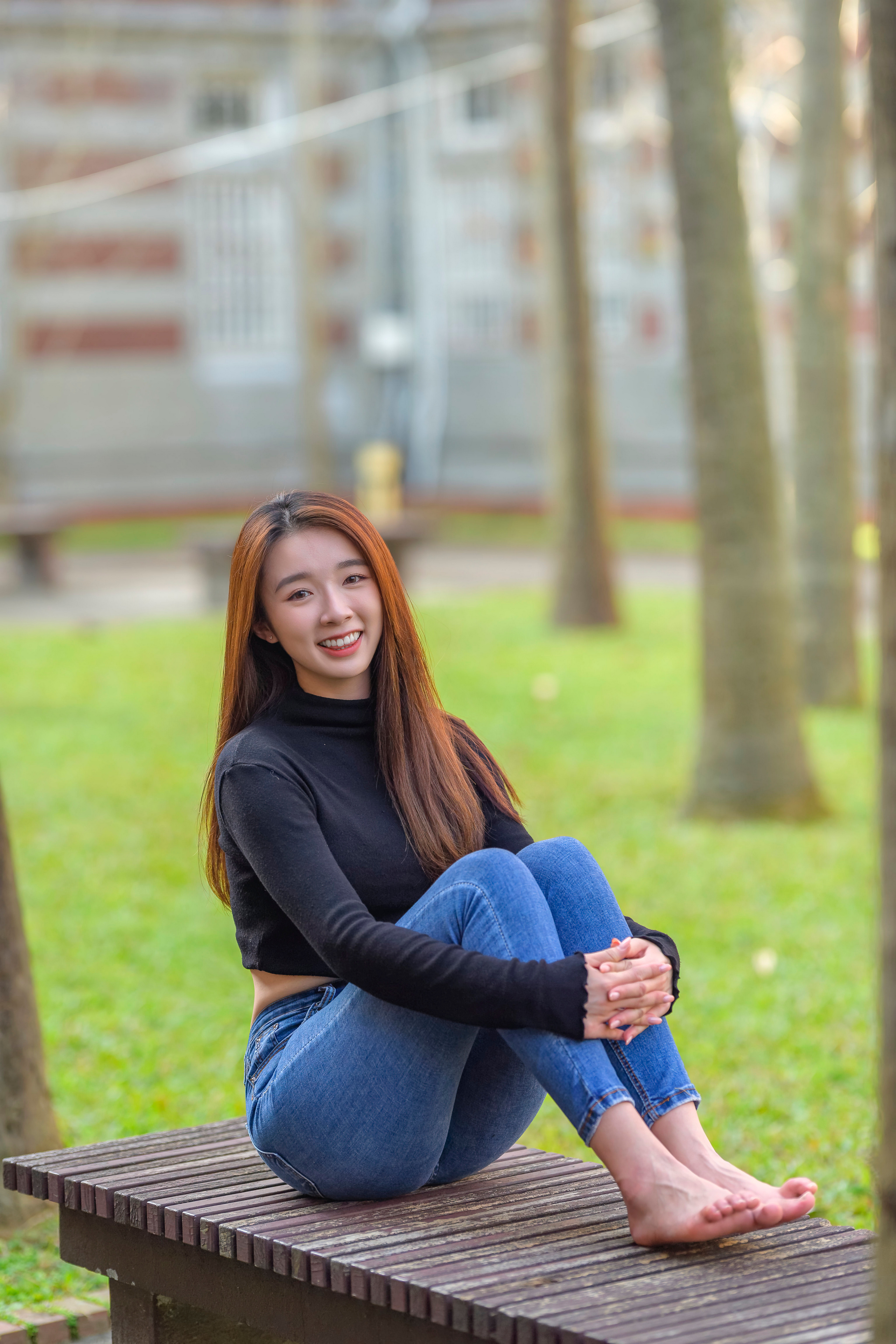 2560x3840  Фотографии Улыбка Блузка Девушки Ноги Азиаты джинсов 2560x3840