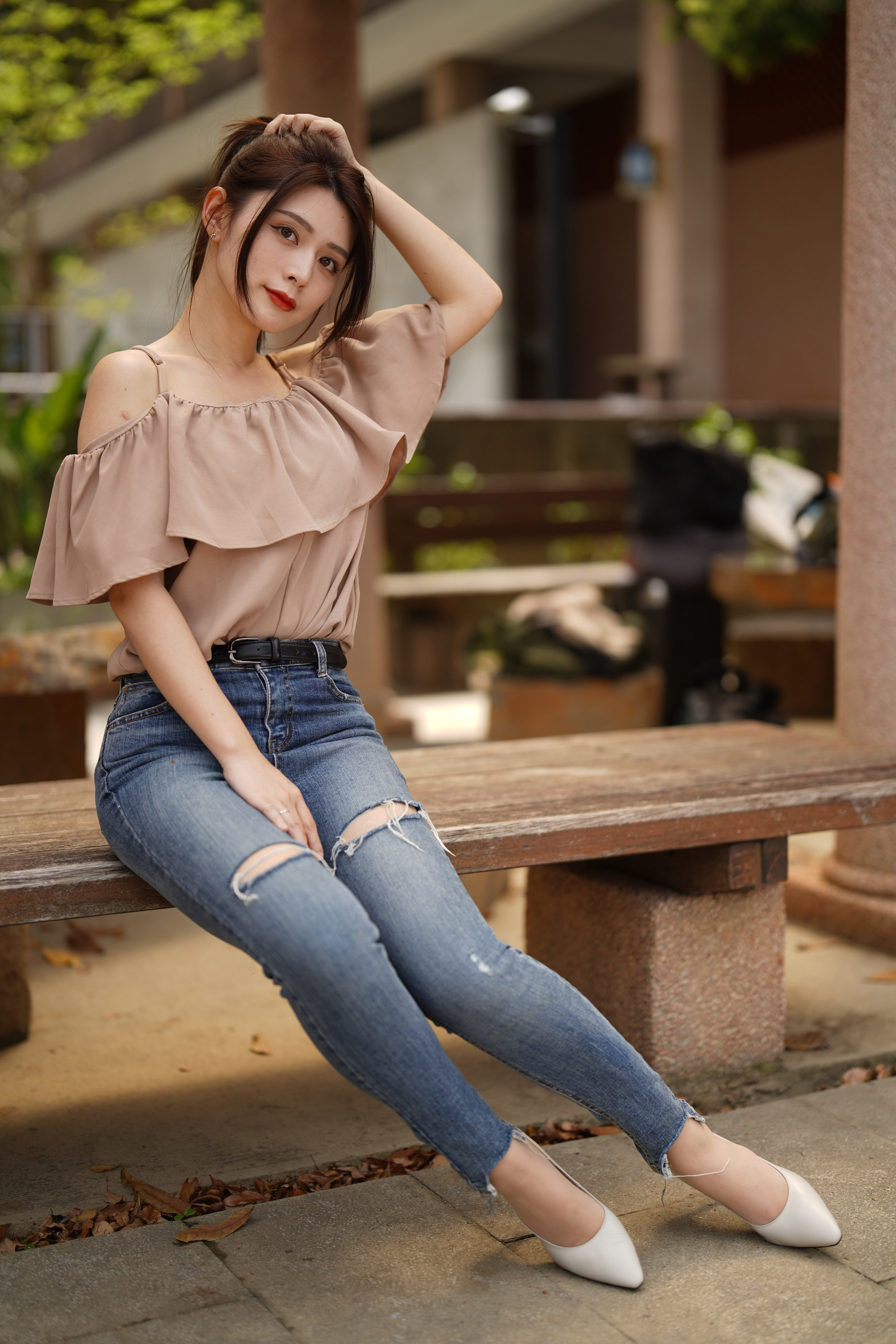 3000x4500  Фотография Блузка молодые женщины Джинсы азиатки Скамья 3000x4500