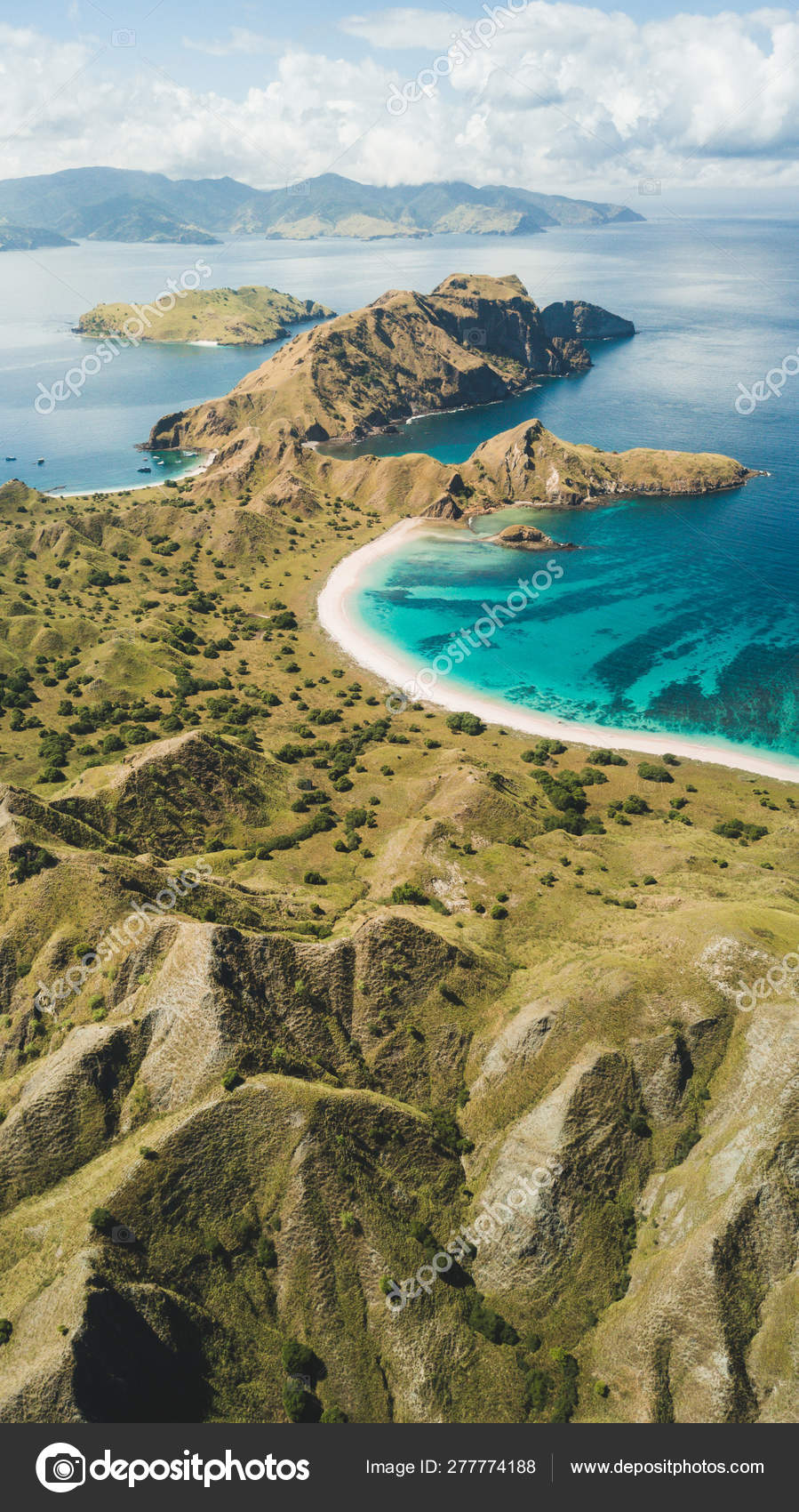 899x1700  Вертикальный вид с воздуха на остров Падар в Национальном парке Комодо, В  стоковое фото ©olegbreslavtsev 277774188