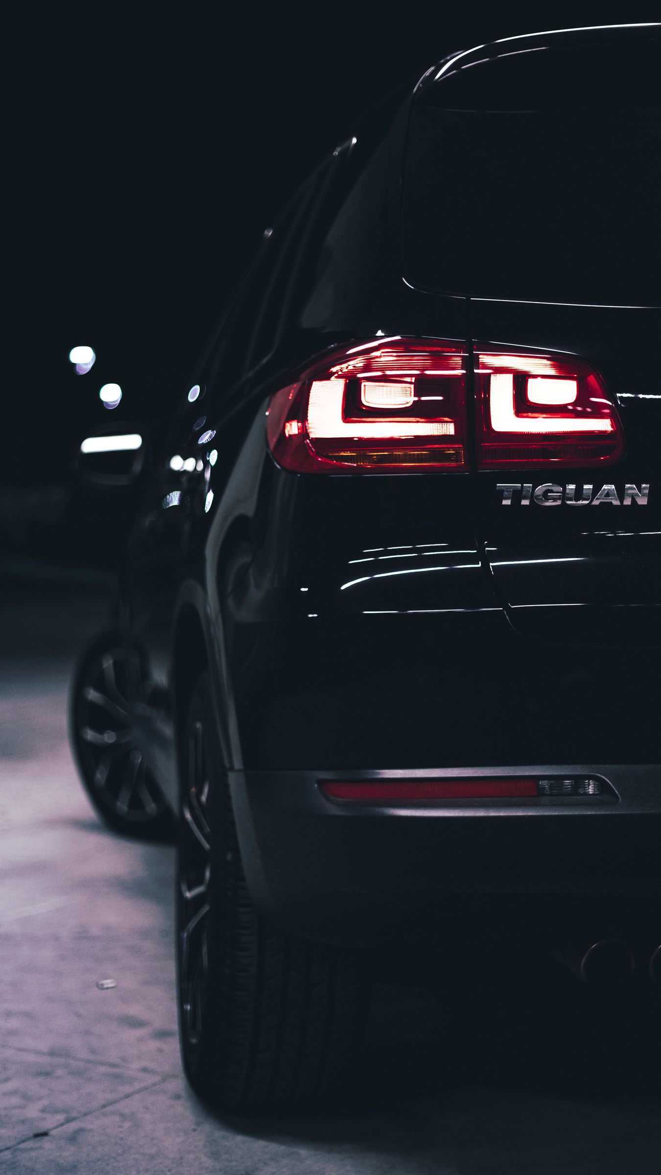 1350x2400   Скачать обои 1350x2400 Volkswagen Tiguan Автомобиль Volkswagen черные фонари заднего вида подсветка iphone 8 + / 7 + / 6s + / 6 + для параллакса HD фон 