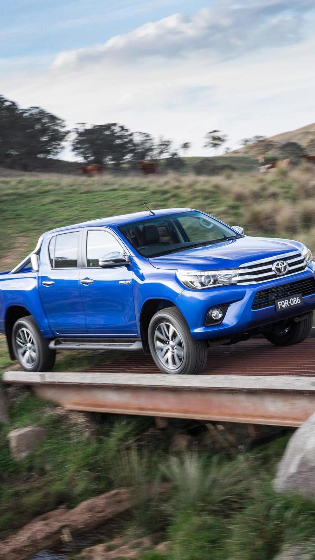 1080x1920  2016 Toyota Hilux наконец-то выходит из обложки 