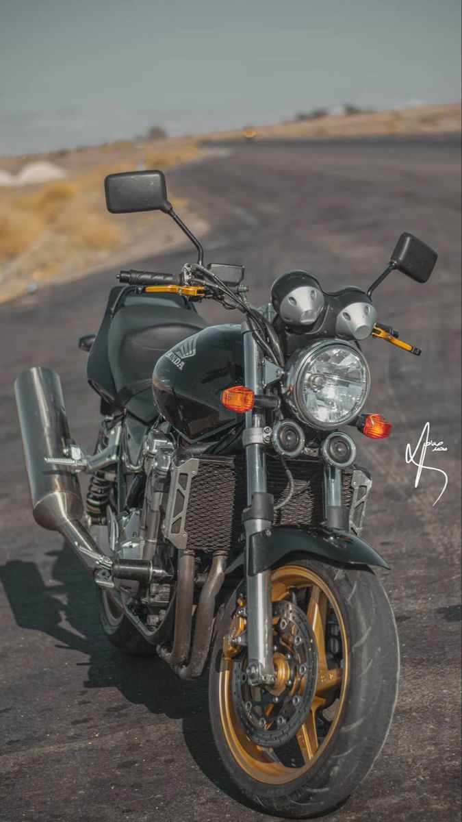 675x1200  Honda Cb400 фотографии и изображения | Шаттерсток