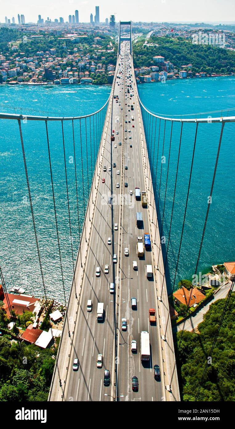 763x1390  Стамбул, Турция - 29 мая 2022 г.: Босфорский мост и лодки в Стамбуле, Турция Фотография, картинки, изображения и сток-фотография без роялти. Изображение 189365679.