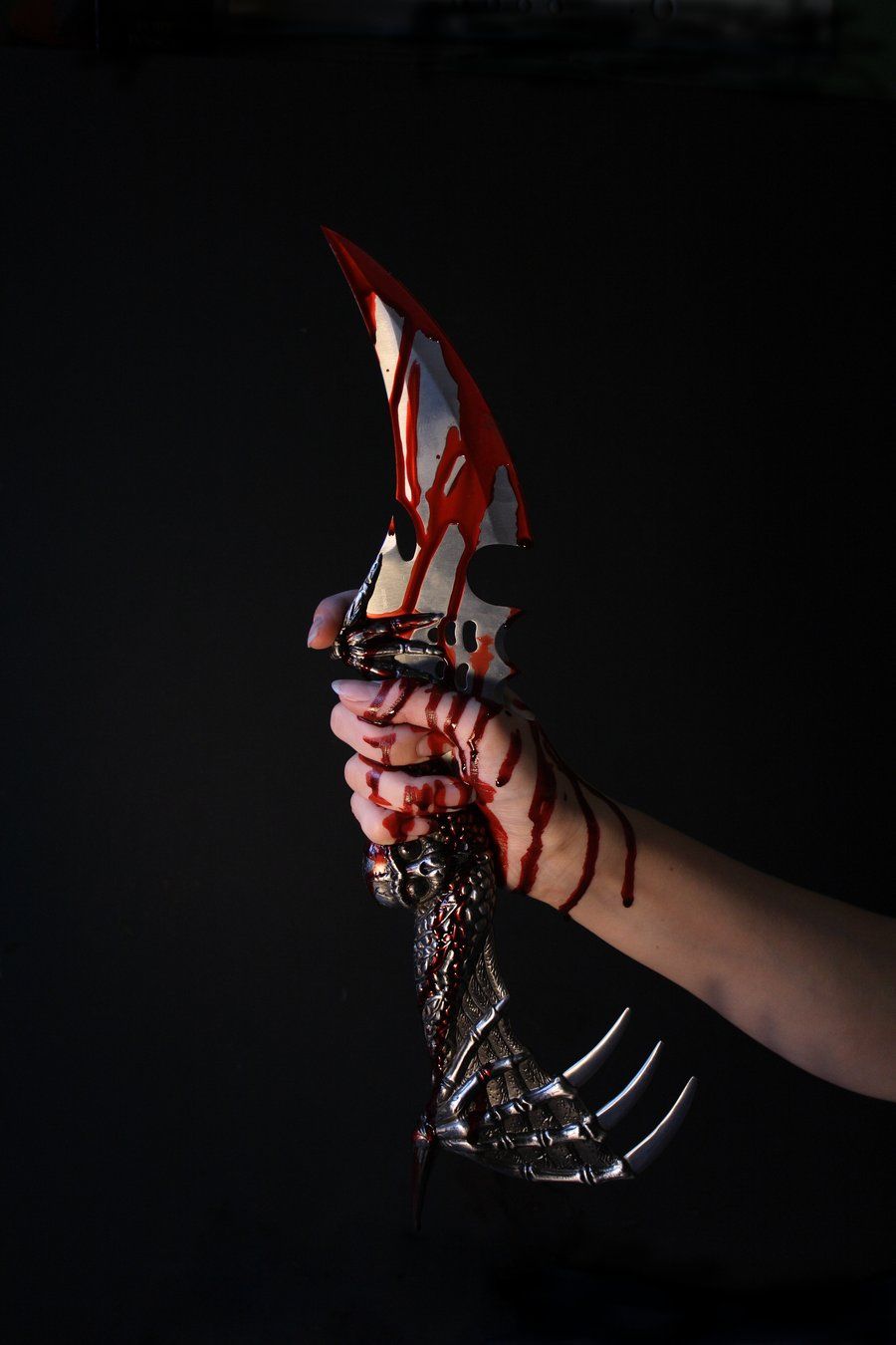 900x1350  Кровавый нож Обои - Обои Пещера