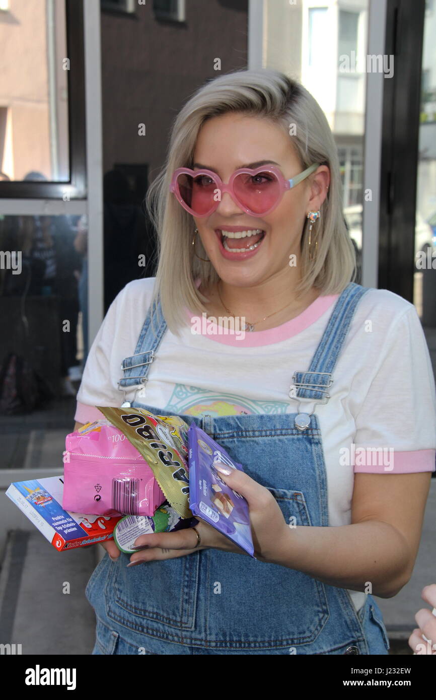 866x1390  Пин от пользователя MANAR на доске Эстетичная девушка | Бабочка обои для iphone, Милые обои, Простые обои