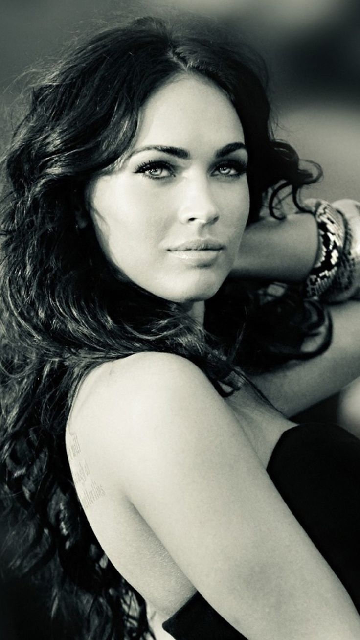 736x1308  Голубые глаза, красивая Меган Фокс в светло-персиковом платье и золотых серьгах 4K HD Девушки Обои | HD-обои | Идентификационный номер 90096