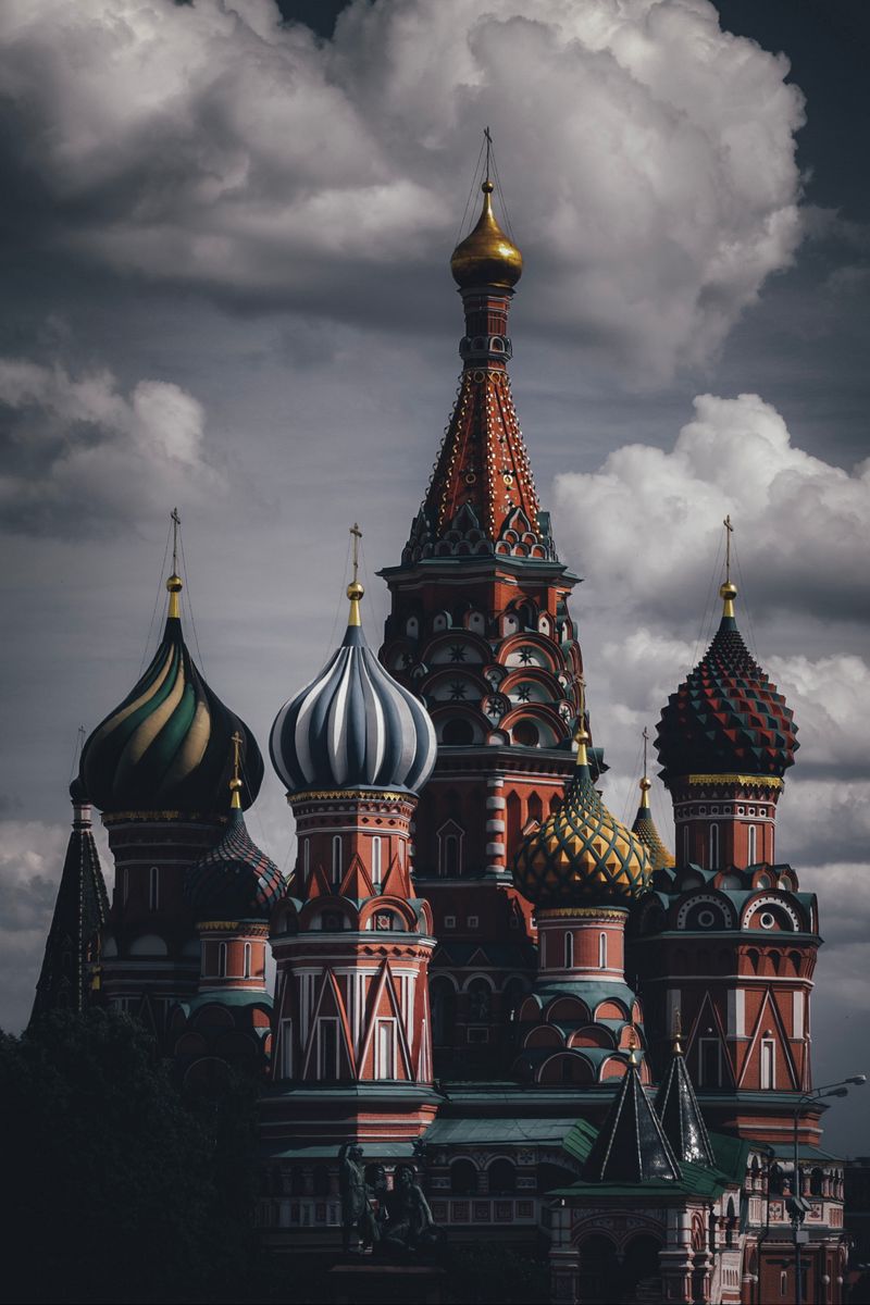 800x1200  Большое здание с башней с часами на фоне Московского Кремля — бесплатное изображение Москвы на Unsplash